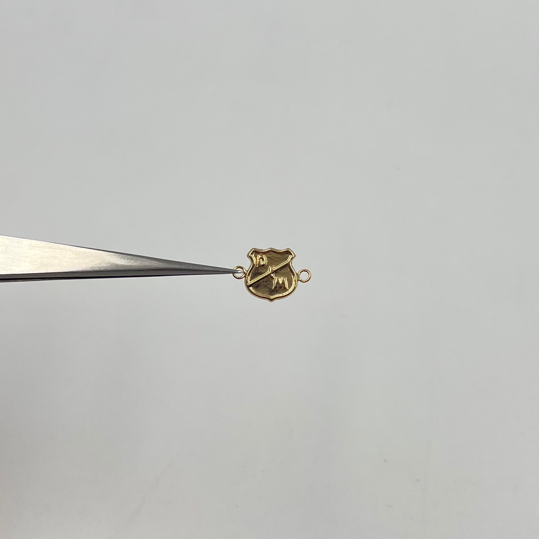 HERRAJE ESCUDO DIM  ORO AMARILLO 18K 0,44 GR / 1,4 CM