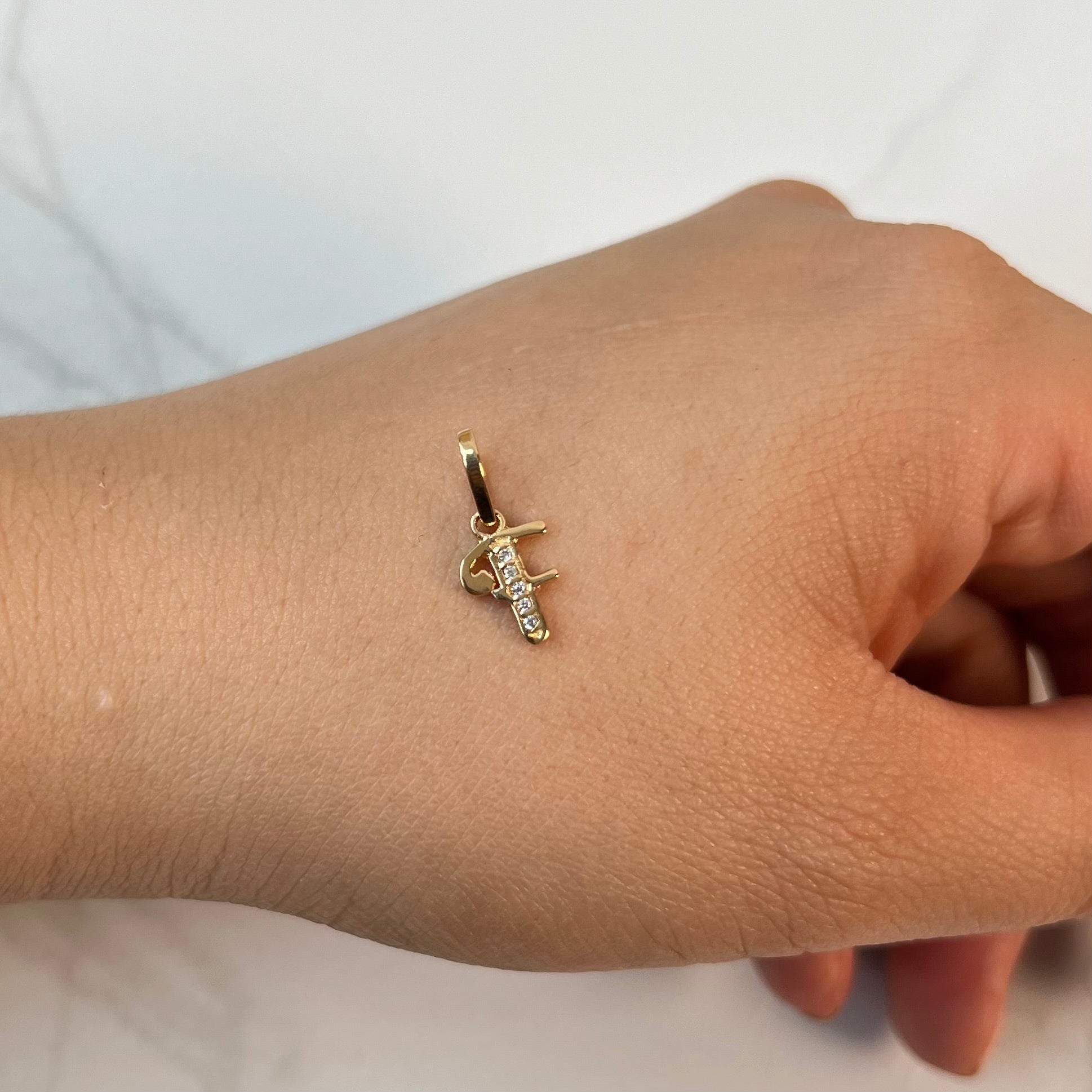 DIJE LETRA F CON CIRCON  ORO AMARILLO 18K 0,61 GR / 7 MM / 1 CM