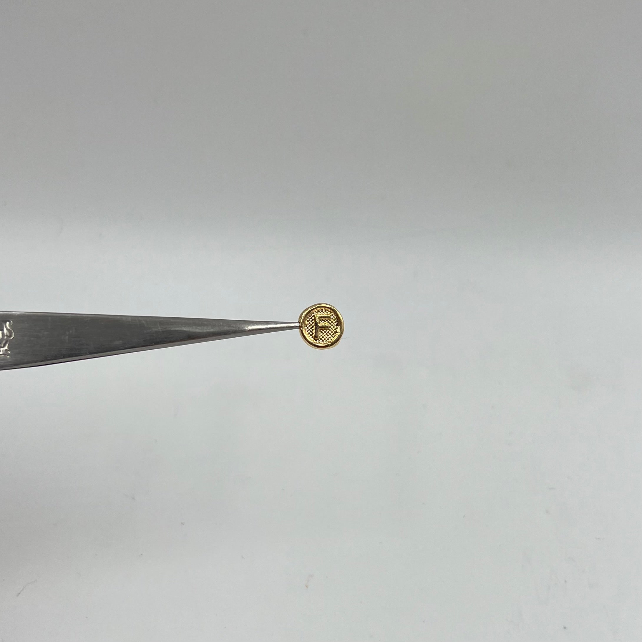HERRAJE LETRA F TAMBOR ORO AMARILLO 18K 0,26 GR / 0,8 CM