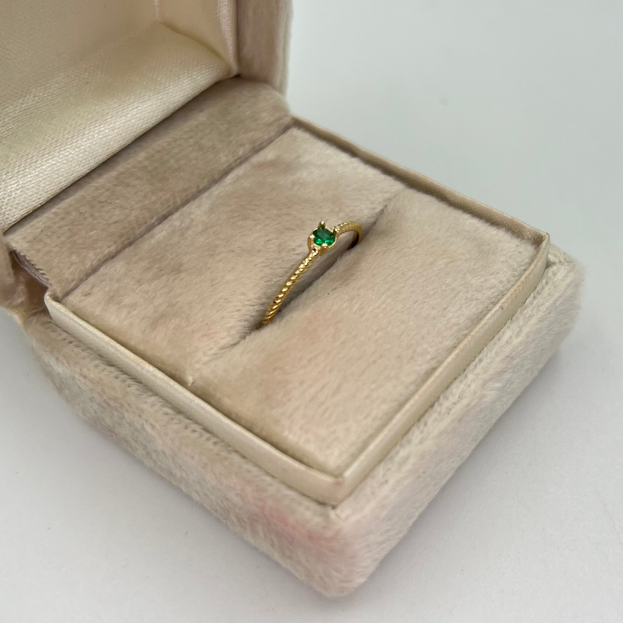 ANILLO SOLITARIO TRENZA CIRCON VERDE ORO AMARILLO 18K / TALLA 6/5 / 0,87 GR / 1,3 MM