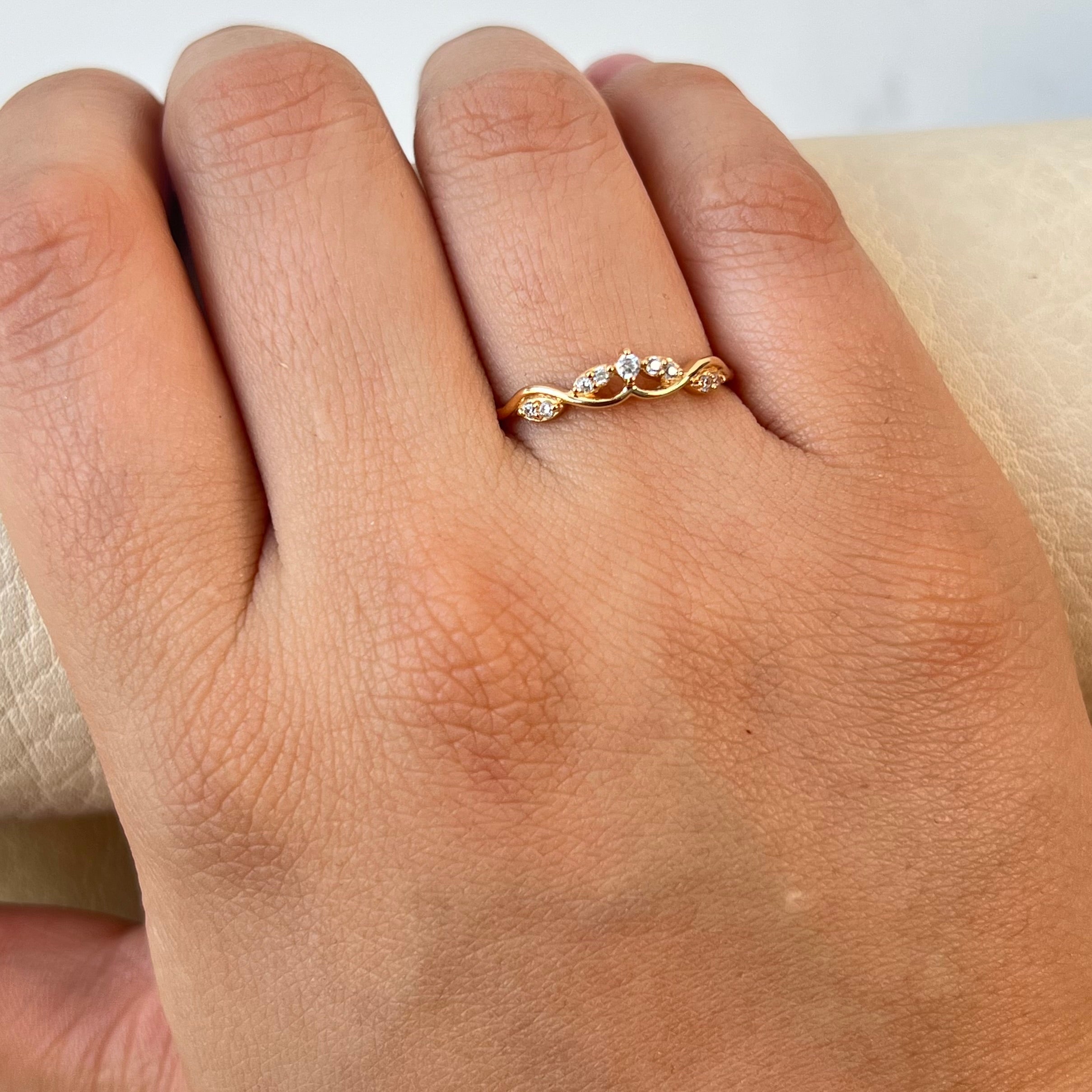 ANILLO ENTRELAZADO CON CIRCONES  ORO AMARILLO 18K / TALLA 7/3 / +2 / 1,64GR / 1,3 MM