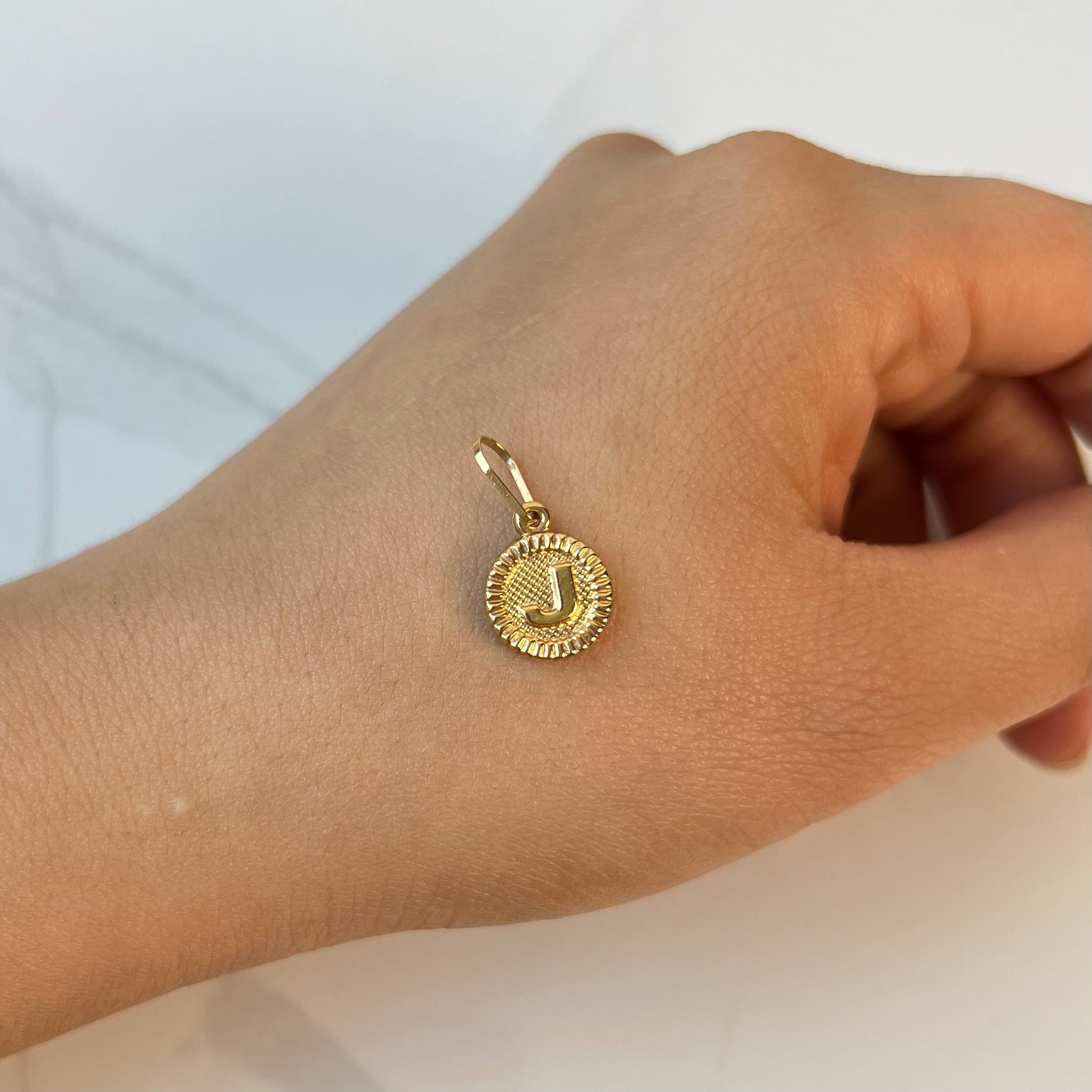 DIJE LETRA J ORO AMARILLO 18K 0,62 GR / 2,3 MM / 1,5 CM
