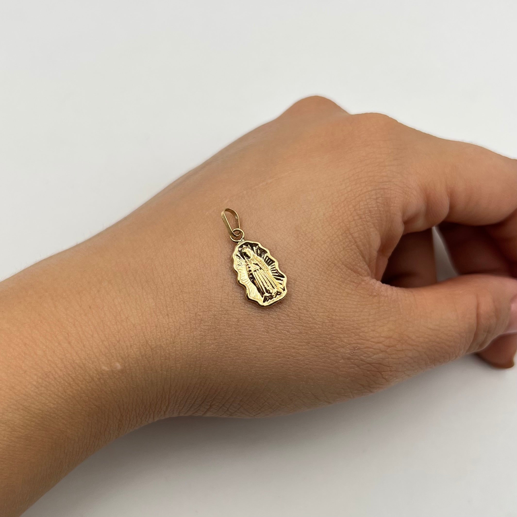 DIJE VIRGEN DE GUADALUPE SILUETA ORO AMARILLO 18K 0,76 GR / 9 MM / 1,7 CM