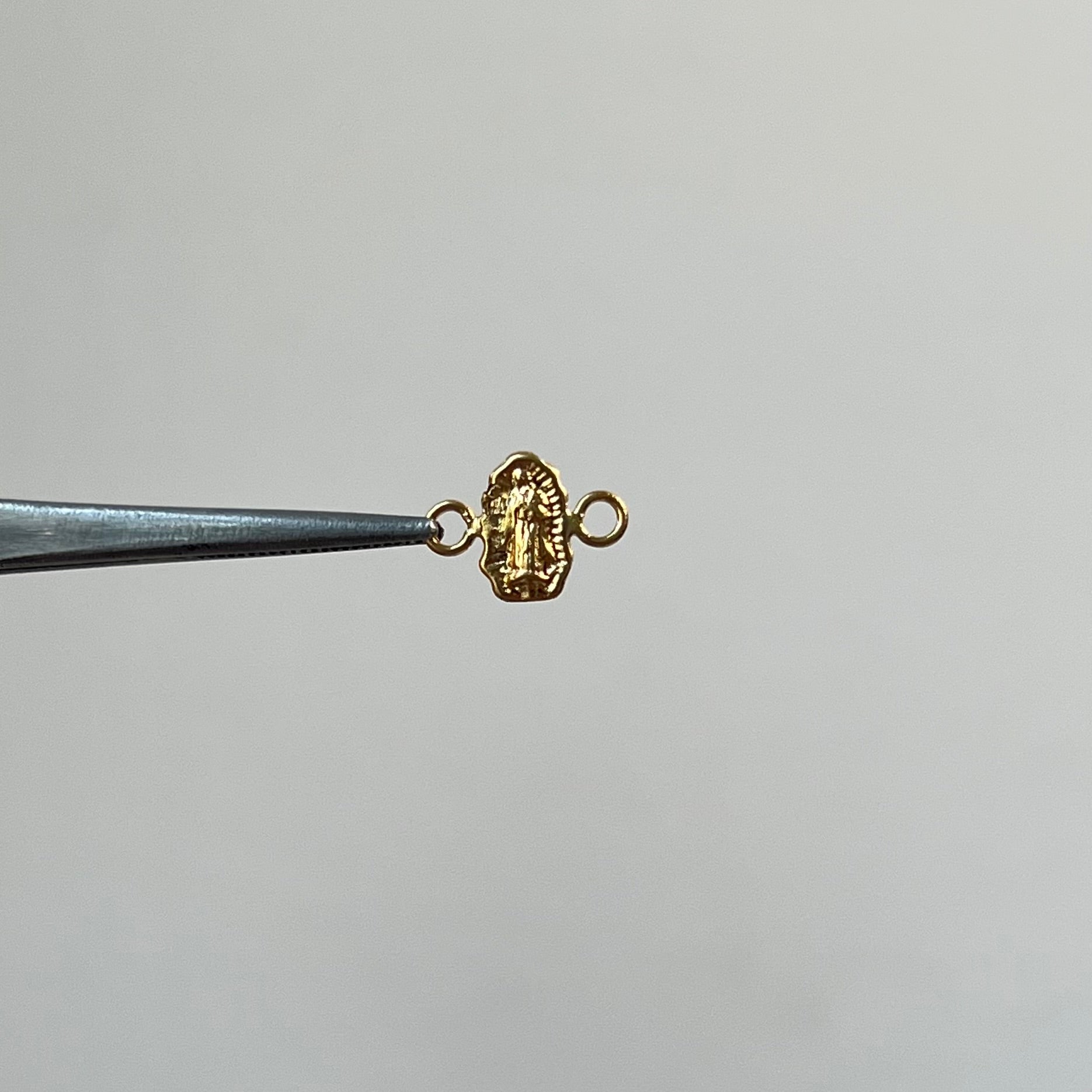 HERRAJE VIRGEN SILUETA ORO AMARILLO 18K 0,24 GR / 1 CM