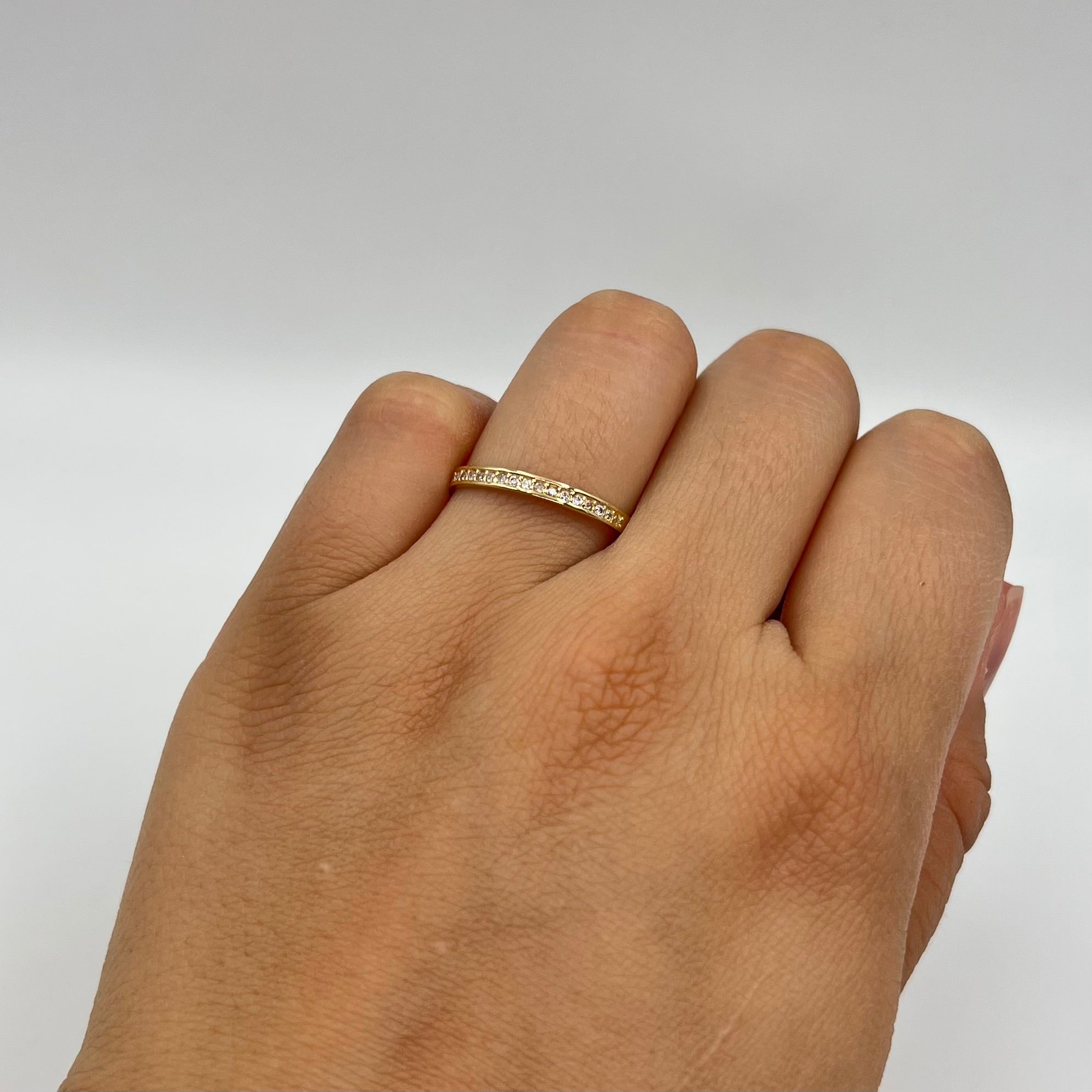ANILLO CINTILLO CIRCONES BLANCOS ORO AMARILLO 18K / TALLA 8 / 1,17 GR / 2,2 MM