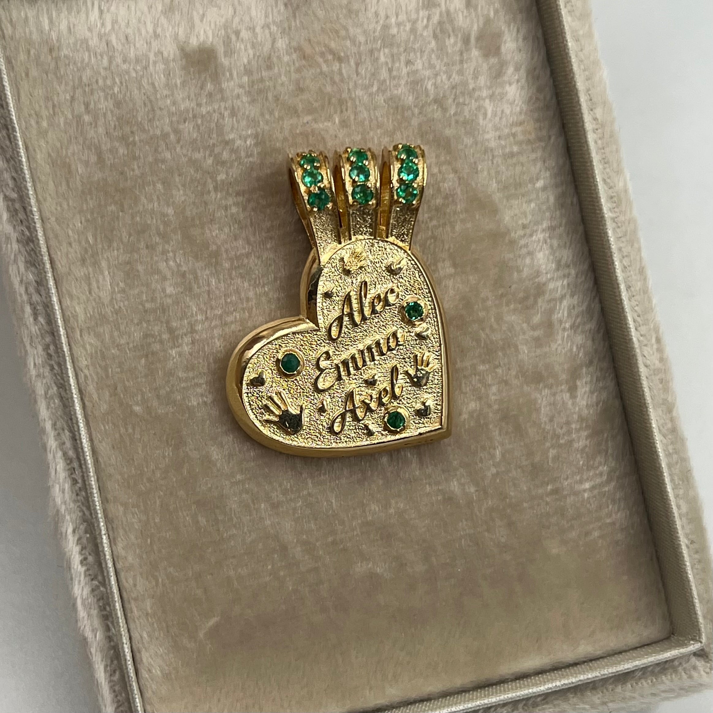 DIJE CORAZON CON ESMERALDA / (BAJO FABRICACION) / 23,16 GR / ORO AMARILLO 18K