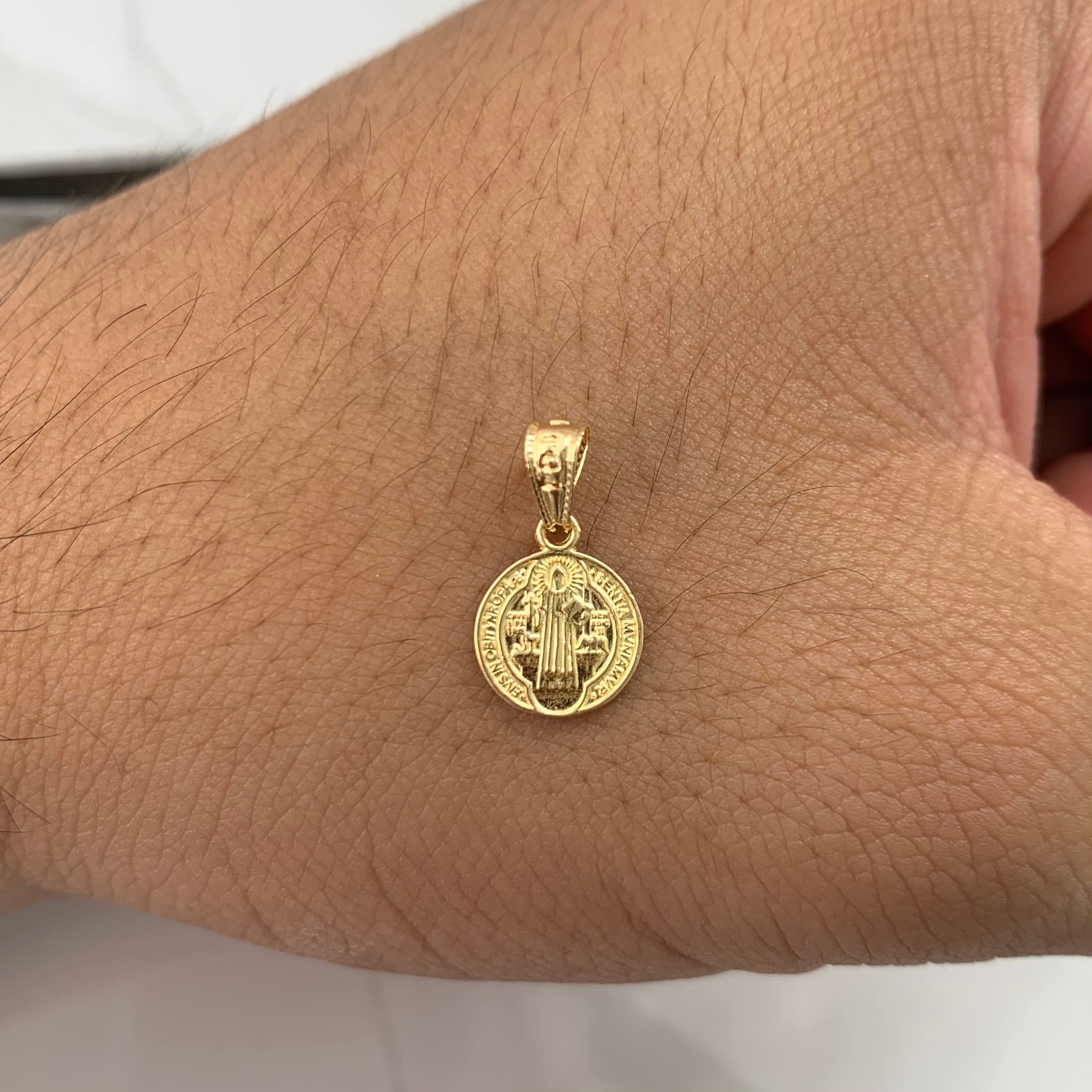 DIJE SAN BENITO  ORO AMARILLO 18K 0,7 GR / 9,5 MM / 1,1 CM