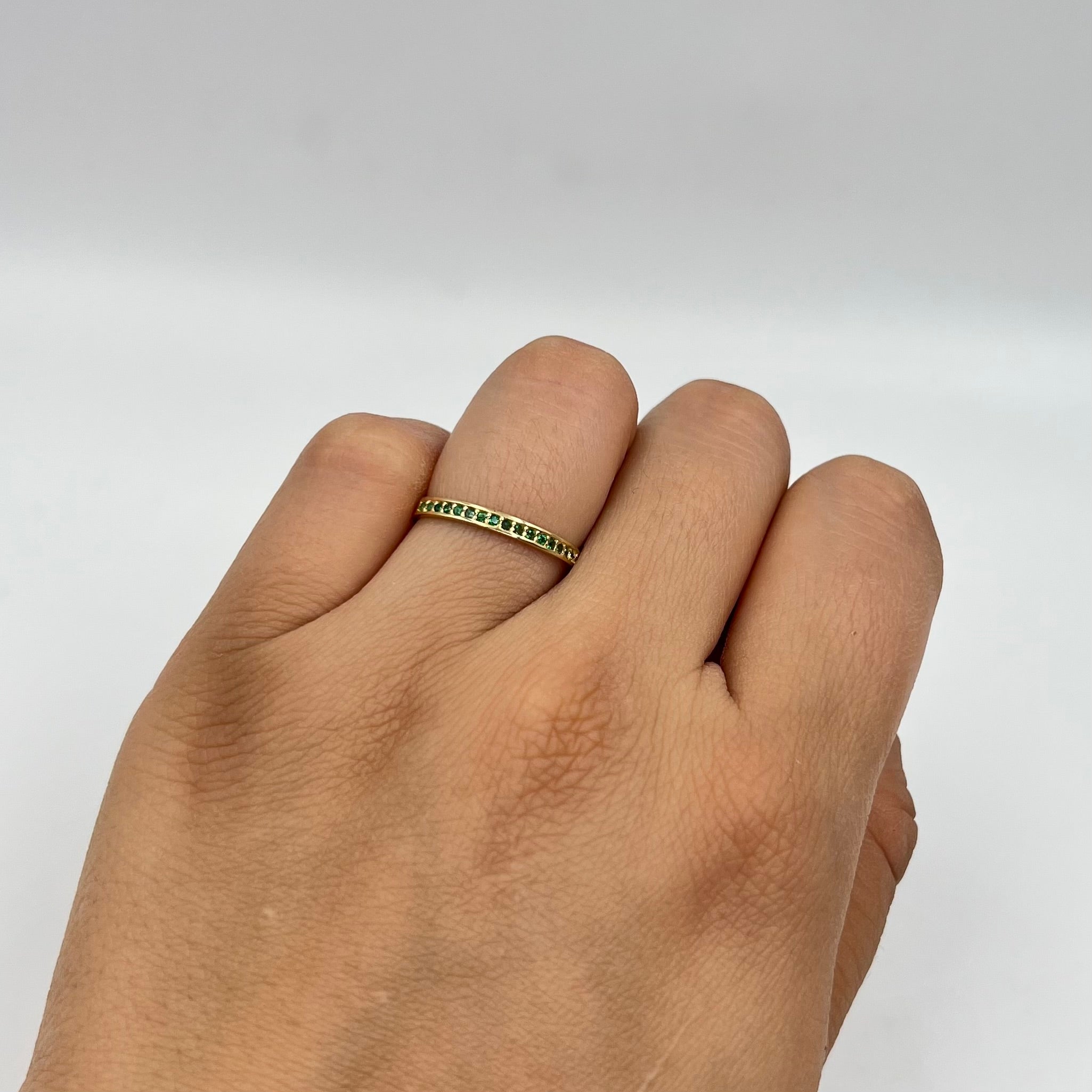 ANILLO CINTILLO CIRCONES VERDES ORO AMARILLO 18K / TALLA 5/5 / 1,09 GR / 2,2 MM