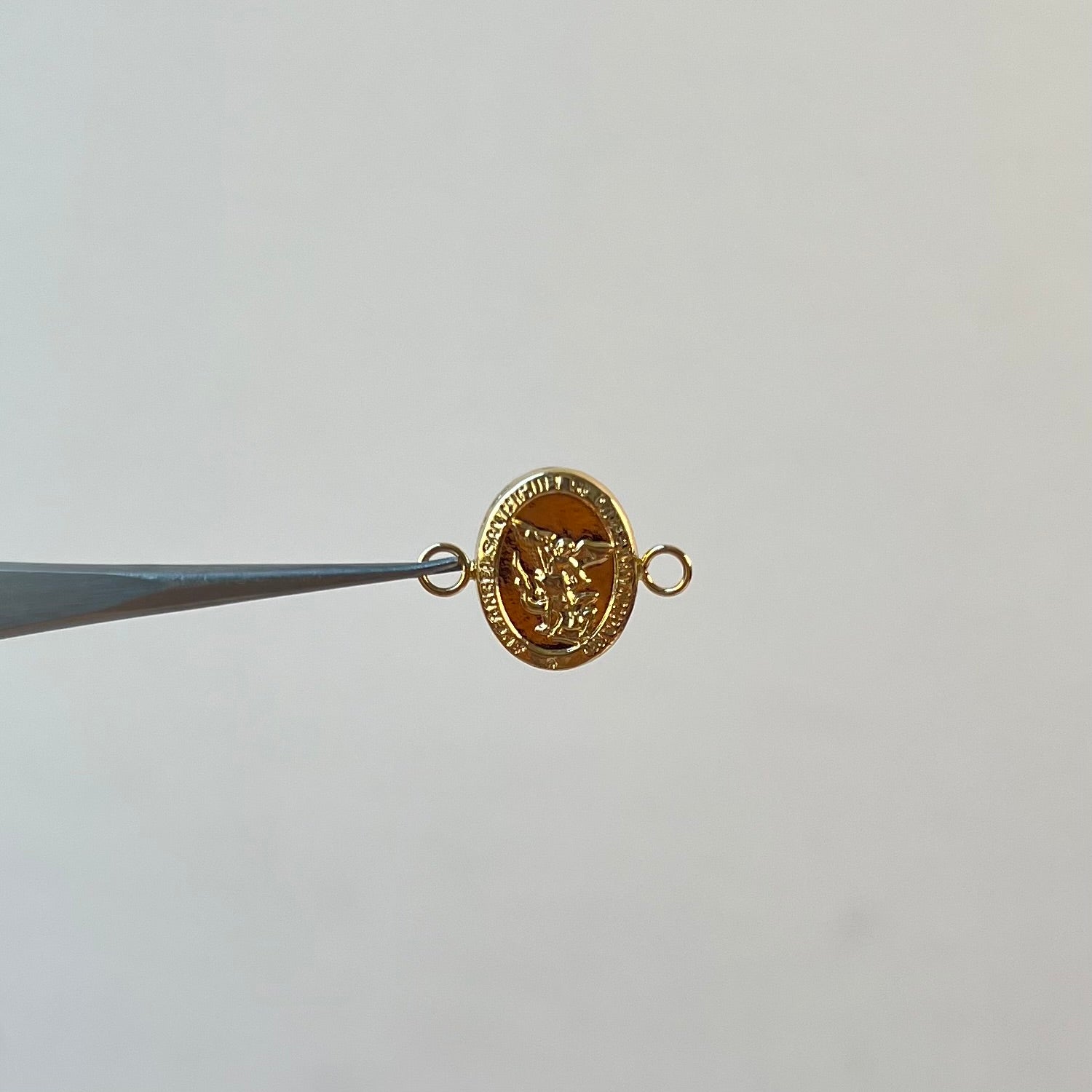 HERRAJE ARCANGEL SAN MIGUEL  ORO AMARILLO 18K 0,57 GR / 1,6 CM