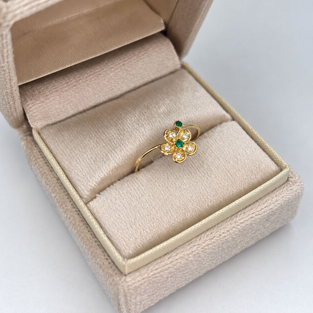 ANILLO FLOR CIRCON VERDE Y BLANCO ORO AMARILLO 18K / TALLA 6/5 / 1,28 GR / 8 MM