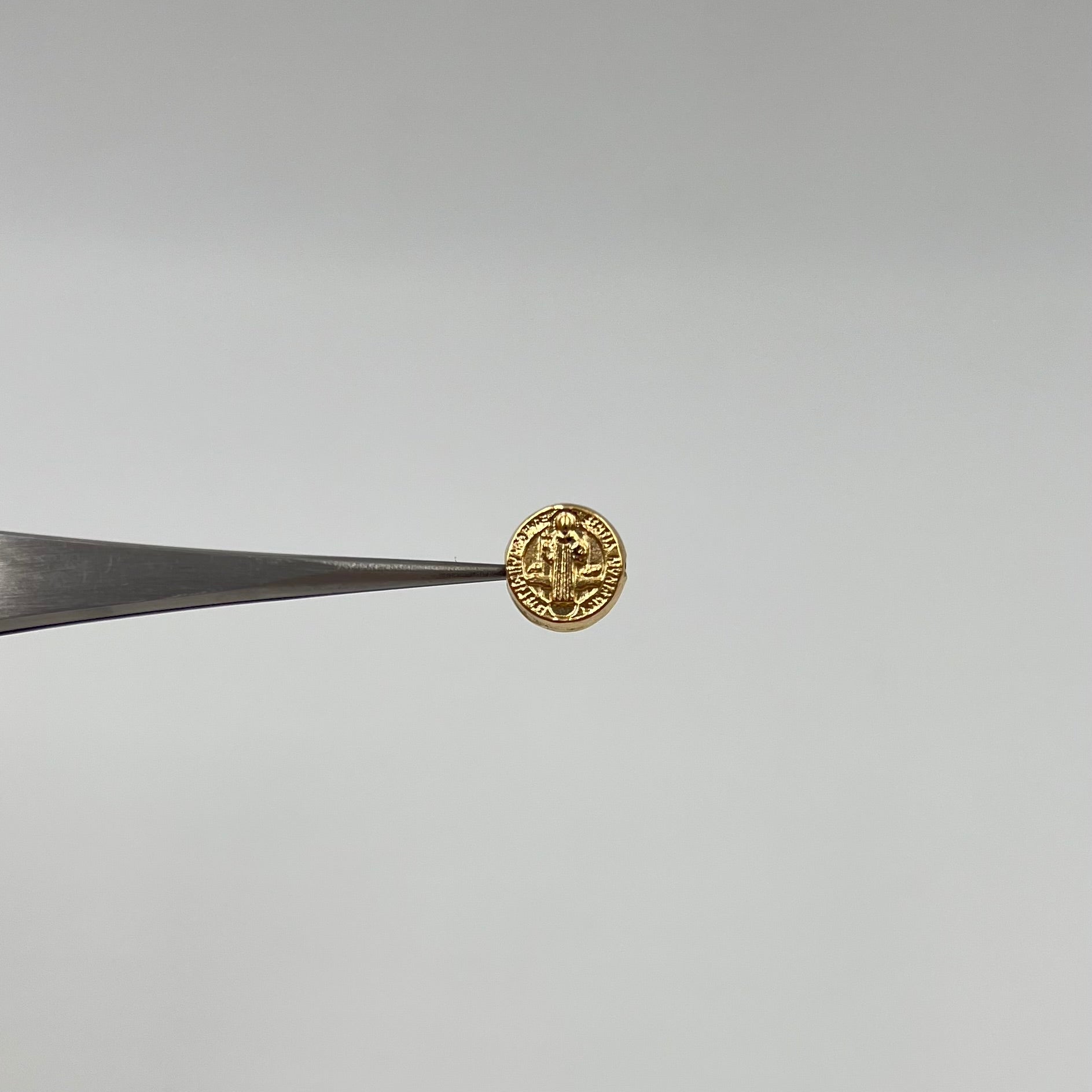 HERRAJE SAN BENITO  ORO AMARILLO 18K 0,36 GR / 0,8 CM