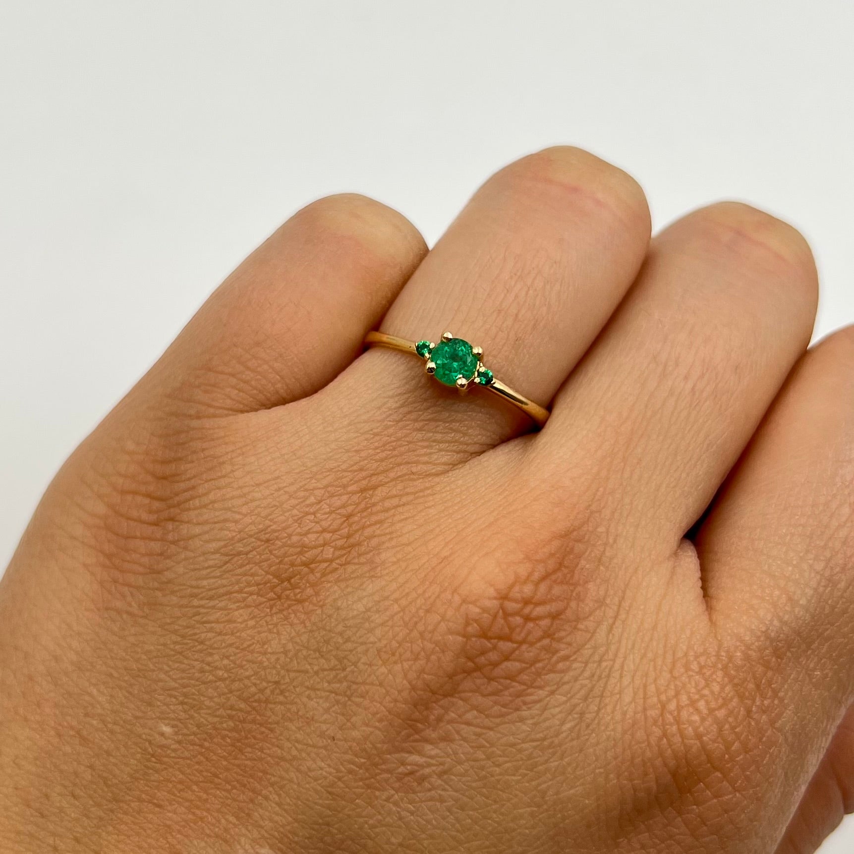ANILLO ESMERALDA 0.30 CT  ORO AMARILLO 18K / TALLA 6 3/4 / 1,65 GR