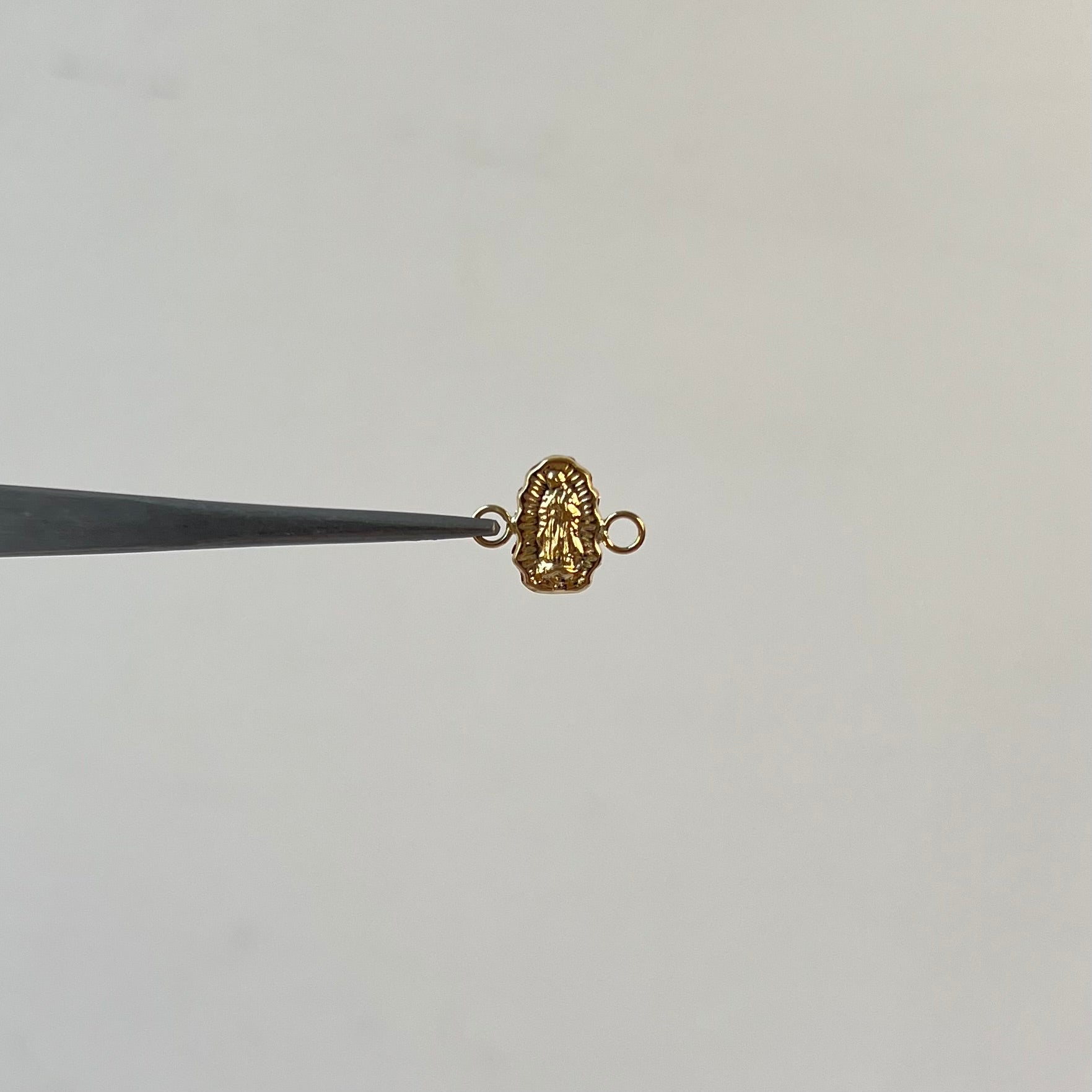HERRAJE VIRGEN DE GUADALUPE SILUETA  ORO AMARILLO 18K 0,45 GR / 1,3 CM