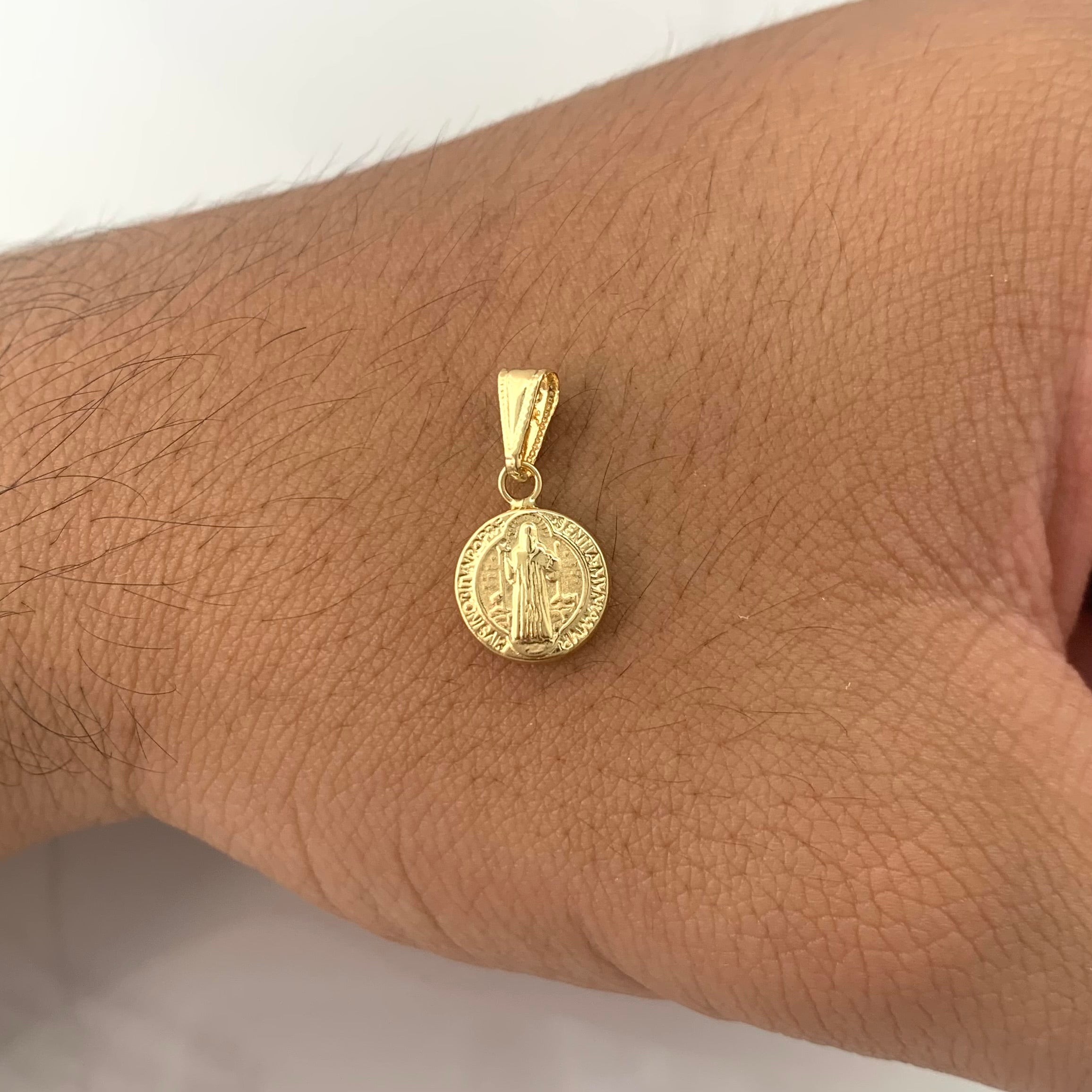 DIJE SAN BENITO  ORO AMARILLO 18K 0,65 GR / 10 MM / 1,2 CM