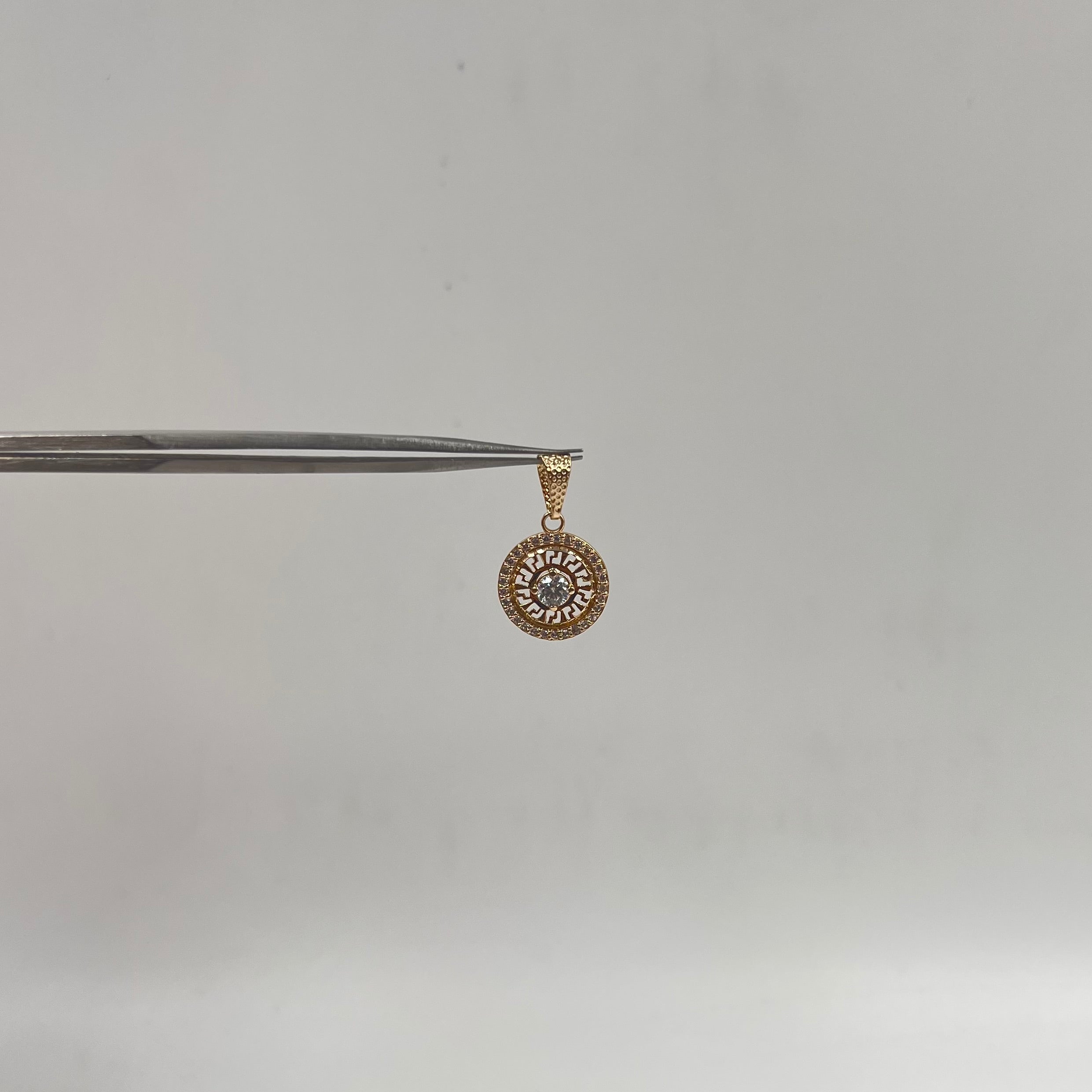 DIJE TRIBAL CON CIRCONES  ORO AMARILLO 18K 1,37 GR / 13 MM / 1,6 CM
