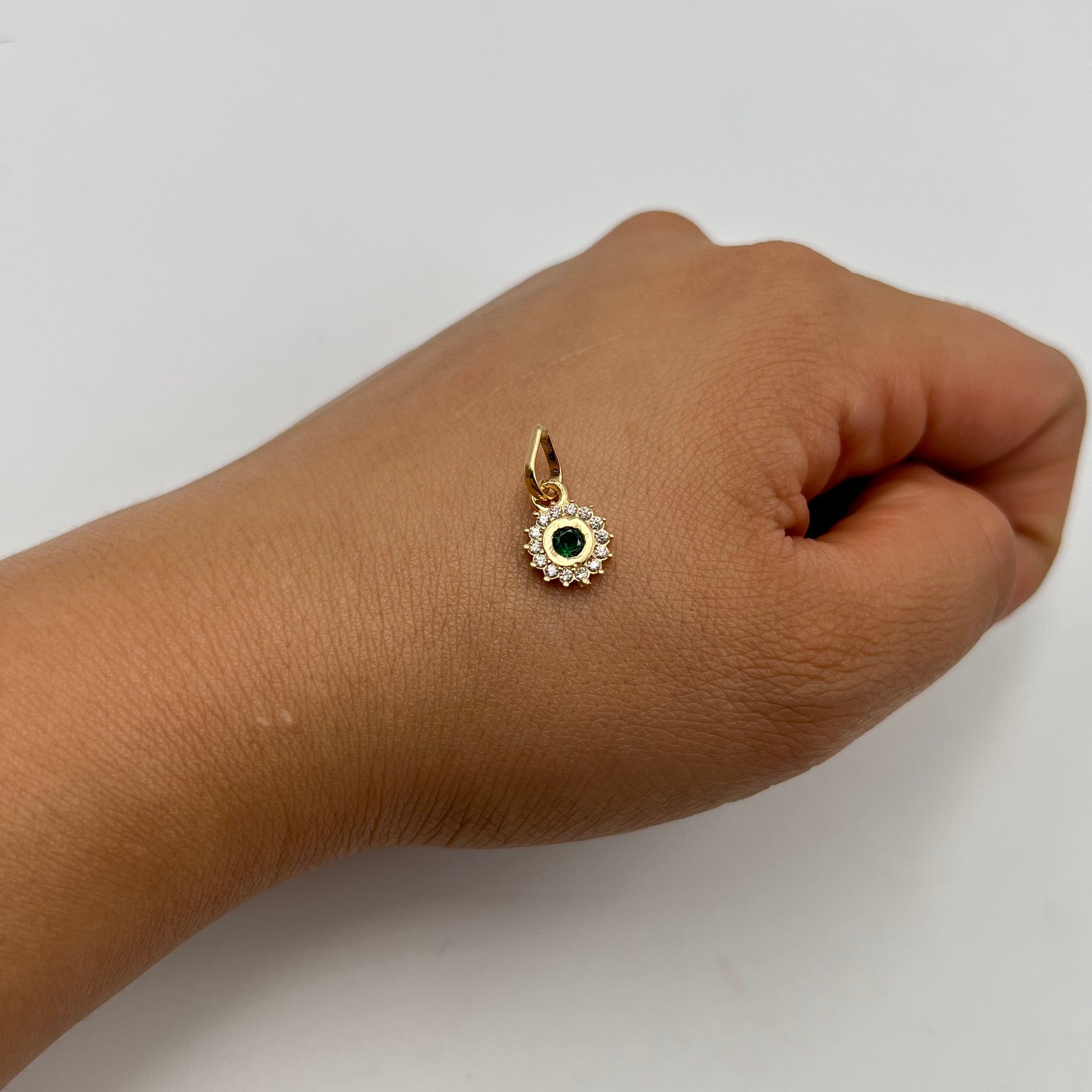 DIJE FLOR CIRCON VERDE Y CIRCONES BLANCOS ORO AMARILLO 18K 1,33 GR / 8,9 MM / 1,1 CM