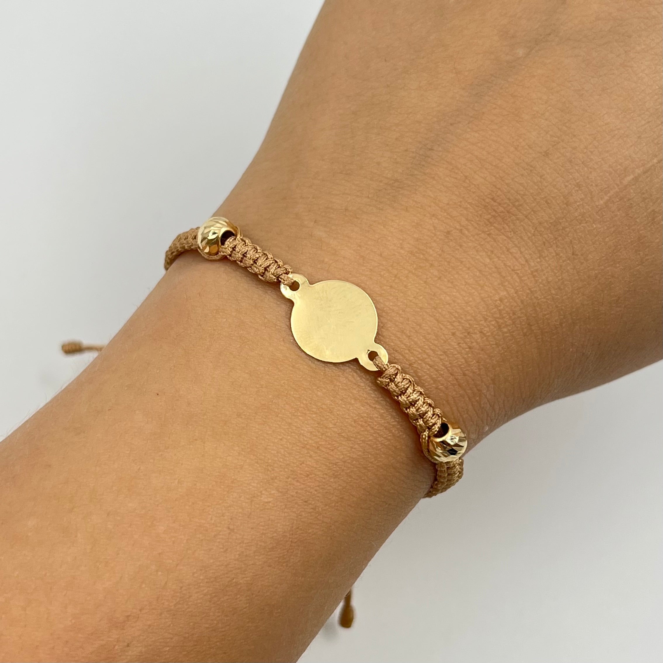 PULSERA TEJIDA BEIGE / PLACA CIRCULAR / BOLA DIAMANTADA 6MM