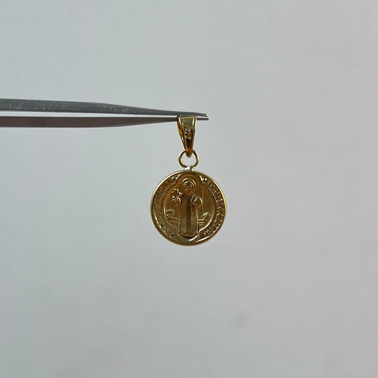 DIJE SAN BENITO  ORO AMARILLO 18K 0,88 GR / 13 MM / 1,6 CM