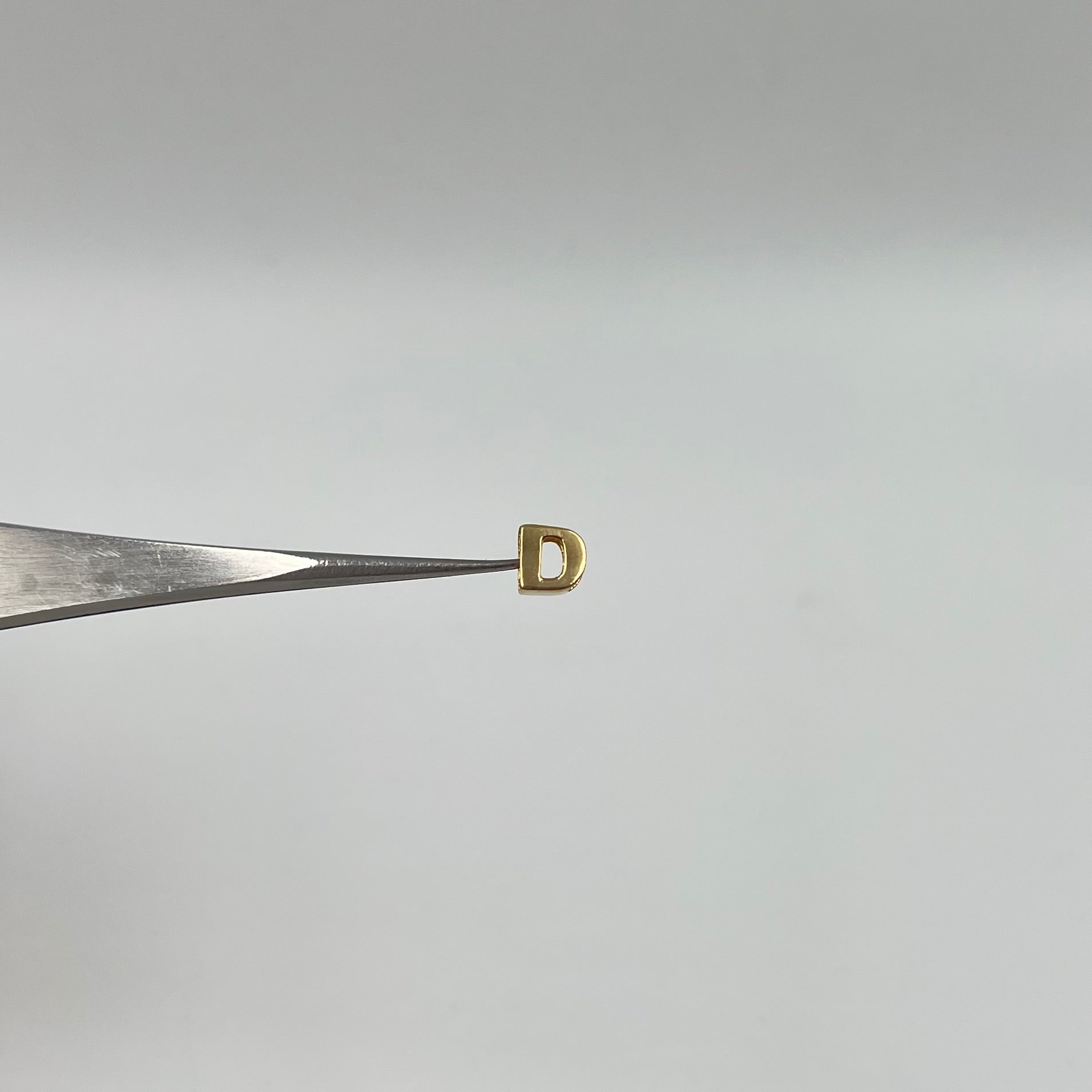 HERRAJE LETRA D  ORO AMARILLO 18K 0,39 GR / 5 CM