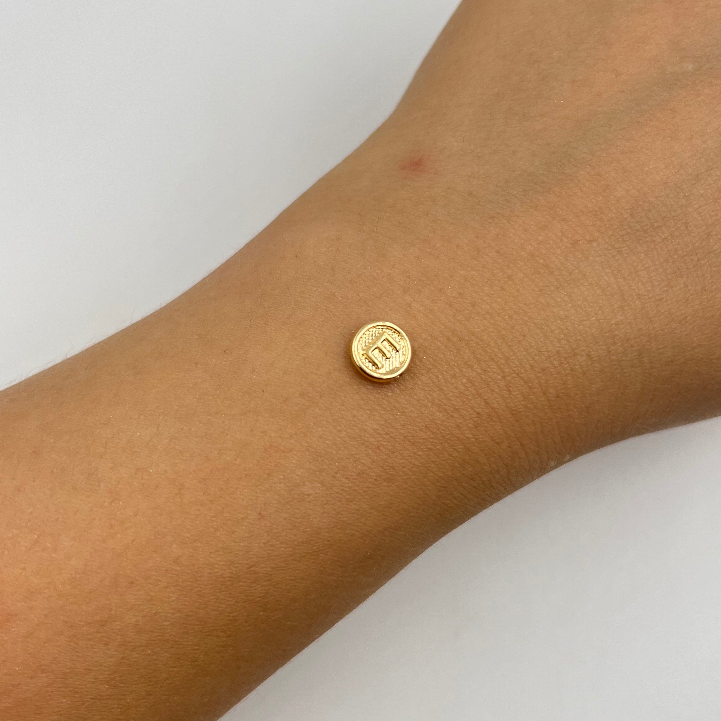 HERRAJE LETRA E TAMBOR ORO AMARILLO 18K 0,26 GR / 0,8 CM