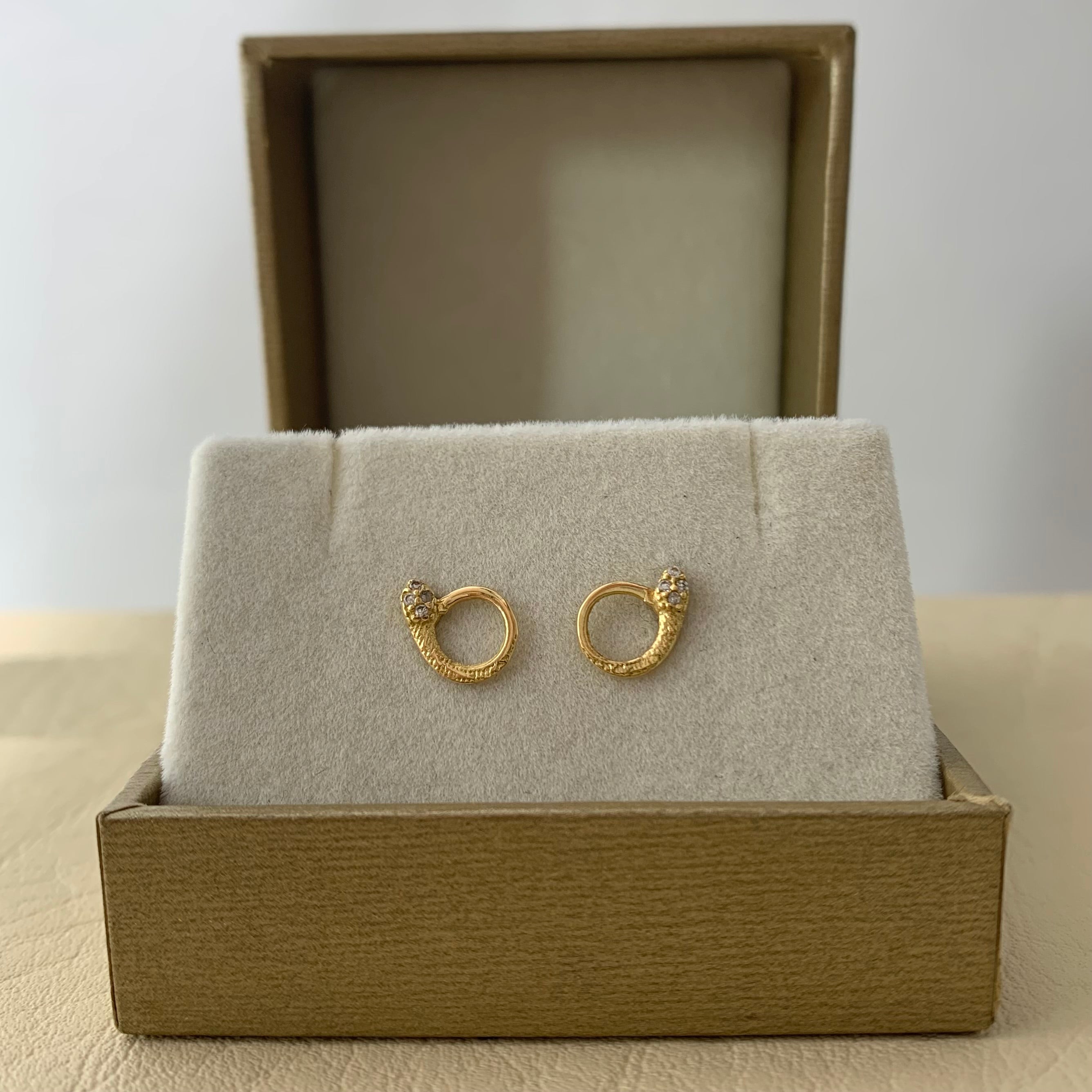 TOPOS SERPIENTE CIRCONES BLANCOS * ORO AMARILLO 18K 0,85 GR / 9,4 MM  *