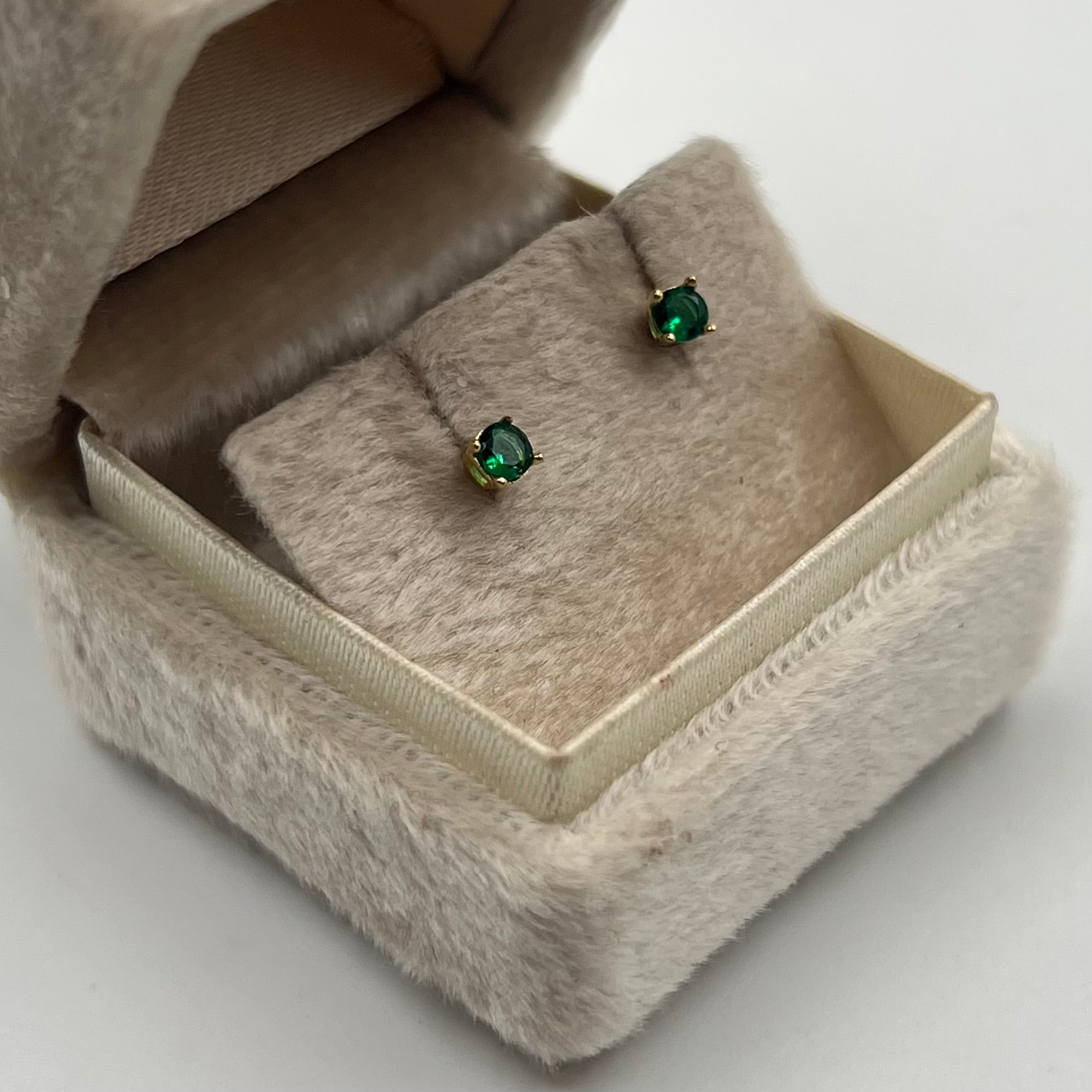 TOPOS CIRCON VERDE  ORO AMARILLO 18K 0,59 GR / 3 MM