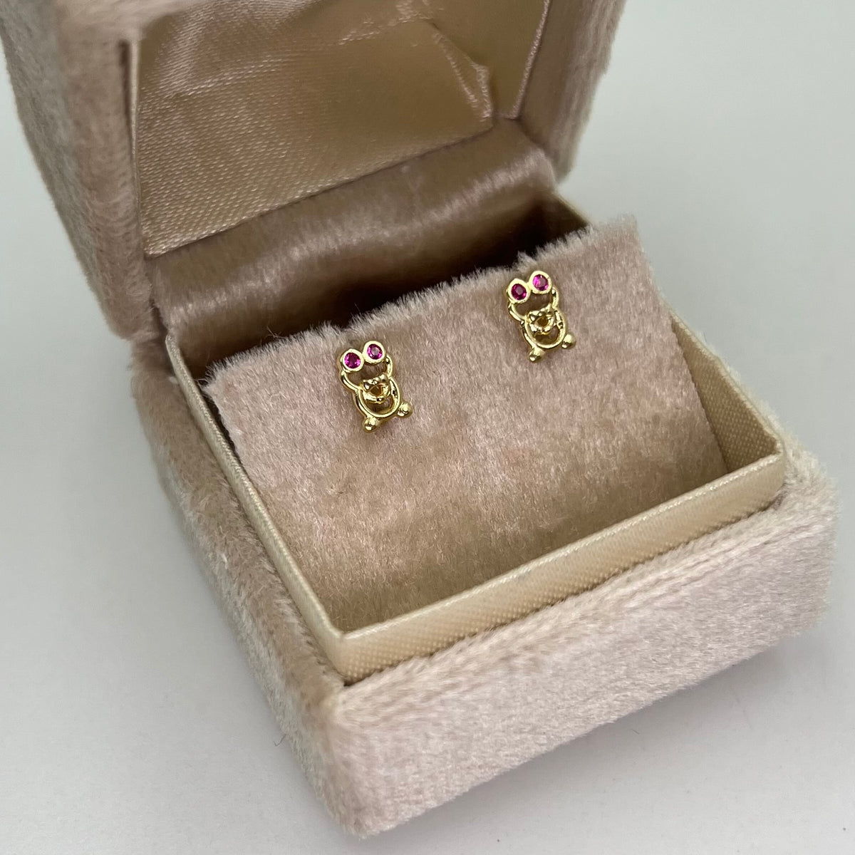 TOPOS RANA CIRCONES FUCSIA ORO AMARILLO 18K 0,82 GR / 4 MM