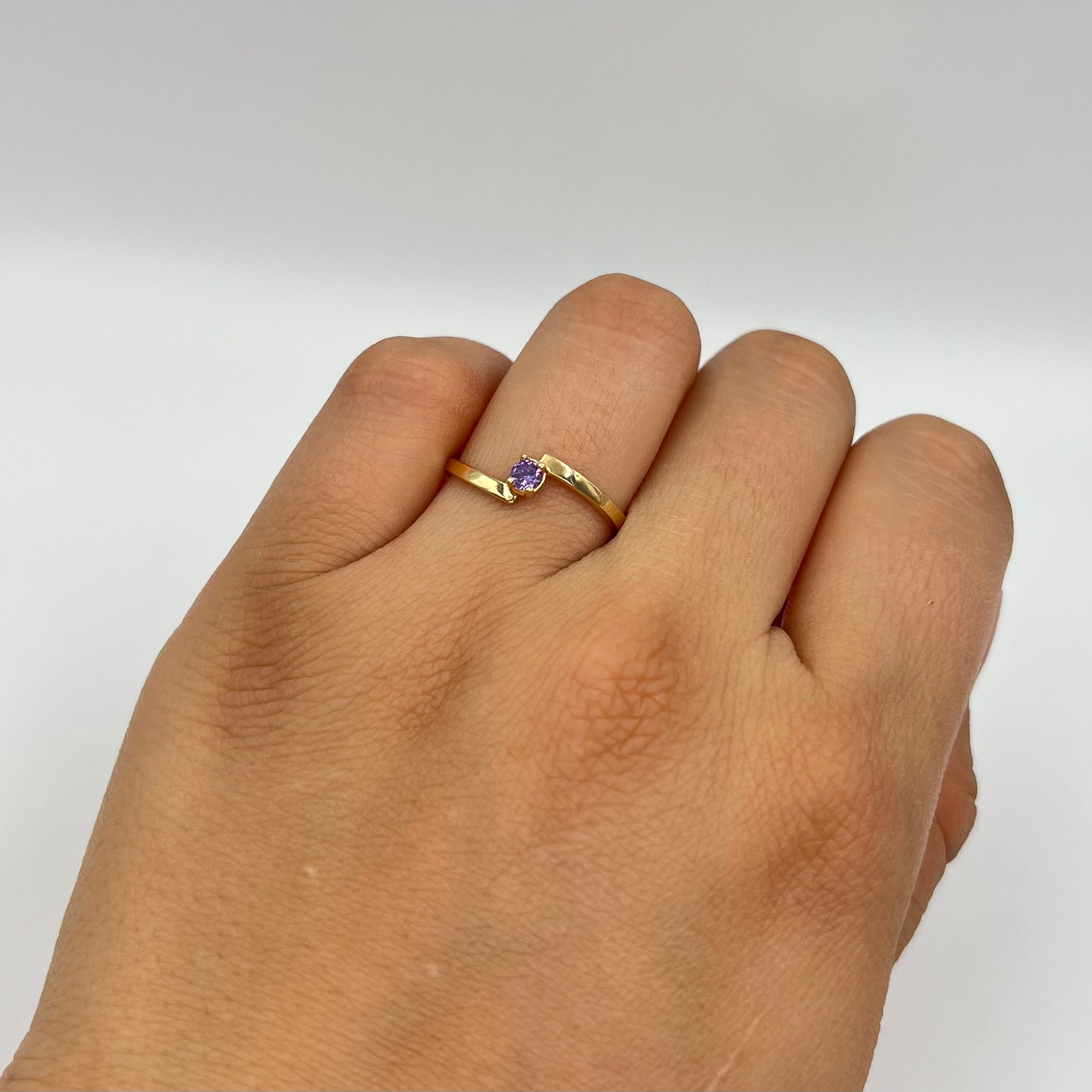 ANILLO SOLITARIO CIRCON MORADO ORO AMARILLO 18K / TALLA 6/5 / 1,49 GR / 1,8 MM
