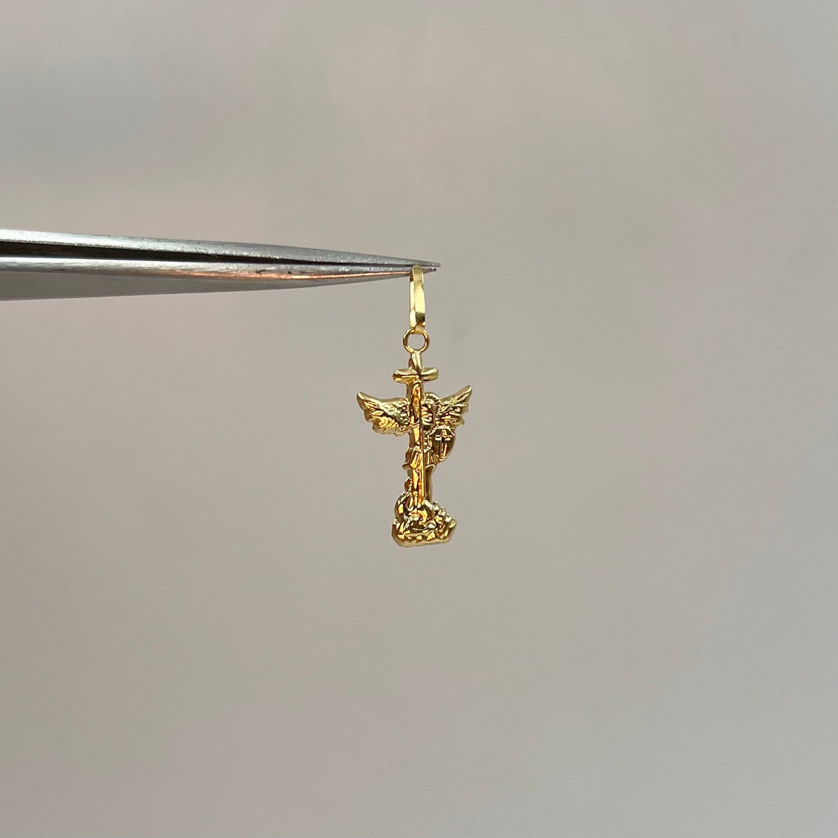 DIJE SAN MIGUEL ARCANGEL SILUETA ORO AMARILLO 18K 0,49 GR / 11 MM / 2 CM
