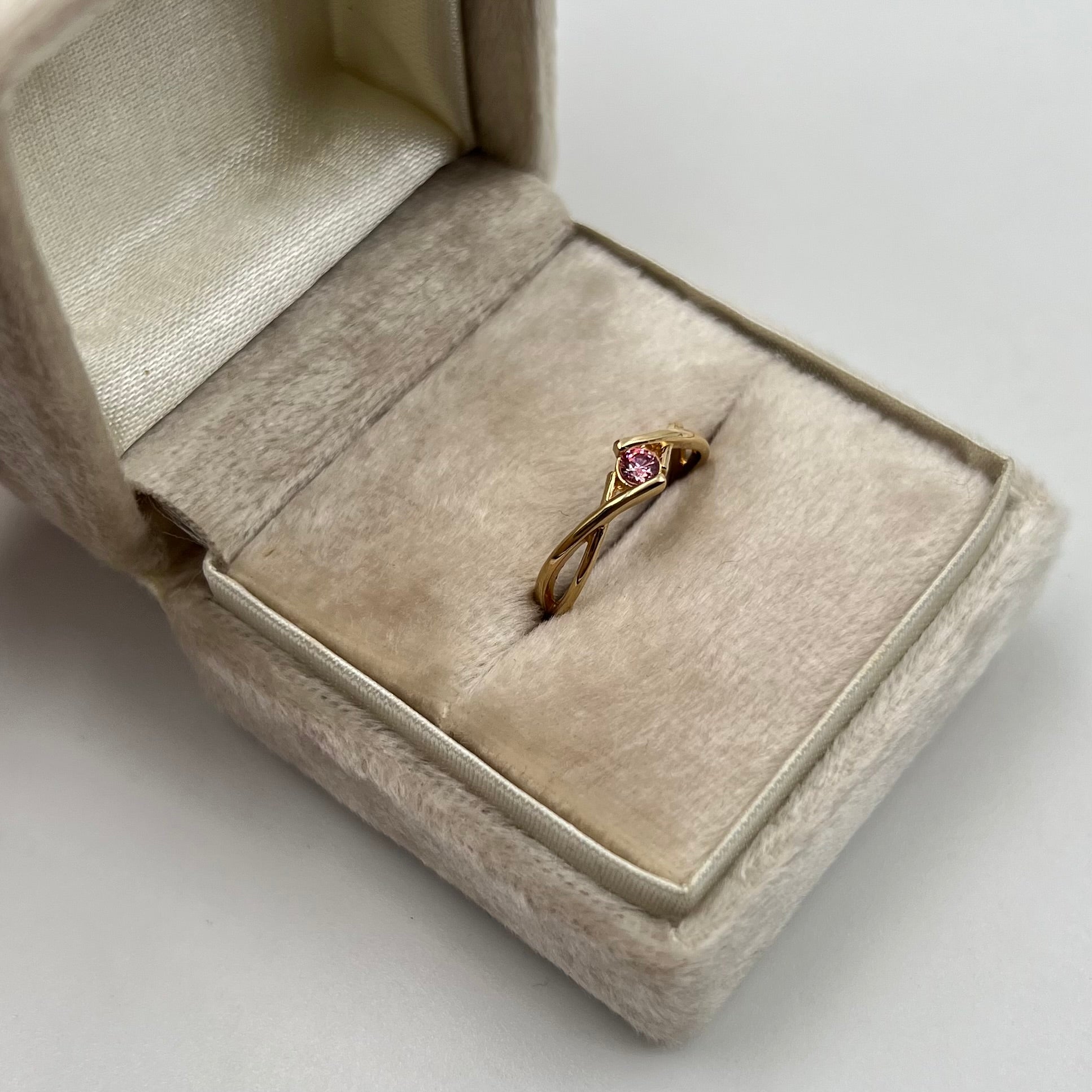 ANILLO ENTRELAZADO CON CIRCON ROSA ORO AMARILLO 18K / TALLA 5/3/4 / 1,74 GR / 3,6 MM