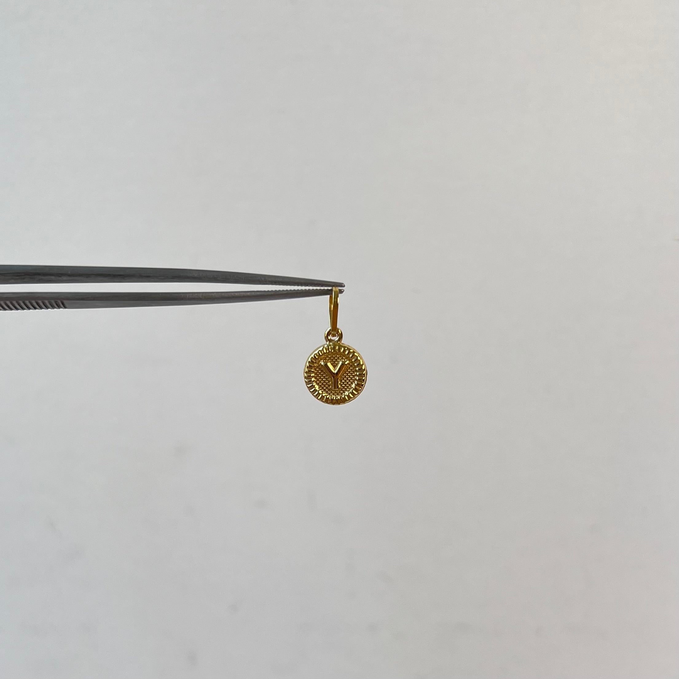 DIJE LETRA Y ORO AMARILLO 18K 0,66 GR / 2,2 MM / 1,5 CM