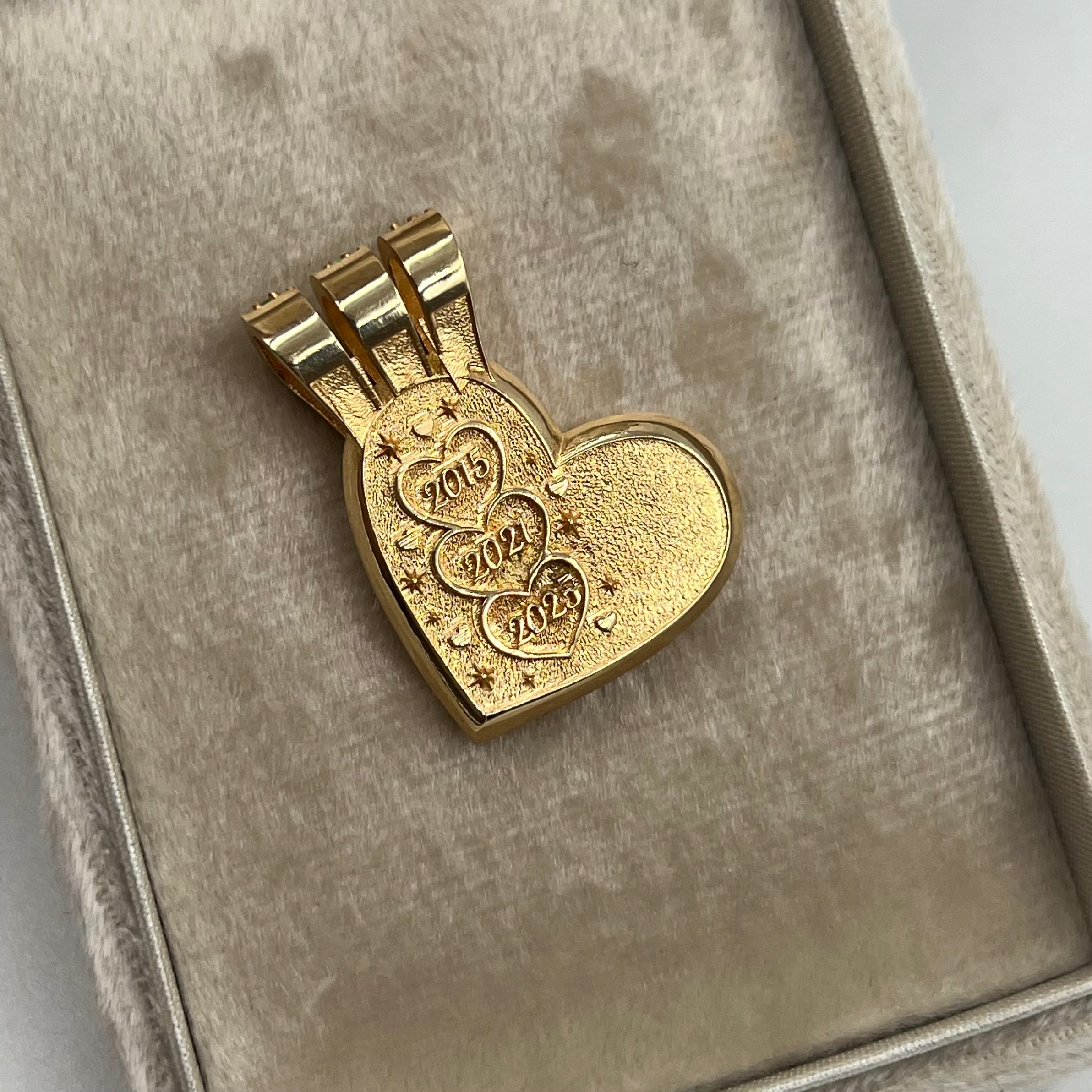 DIJE CORAZON CON ESMERALDA / (BAJO FABRICACION) / 23,16 GR / ORO AMARILLO 18K