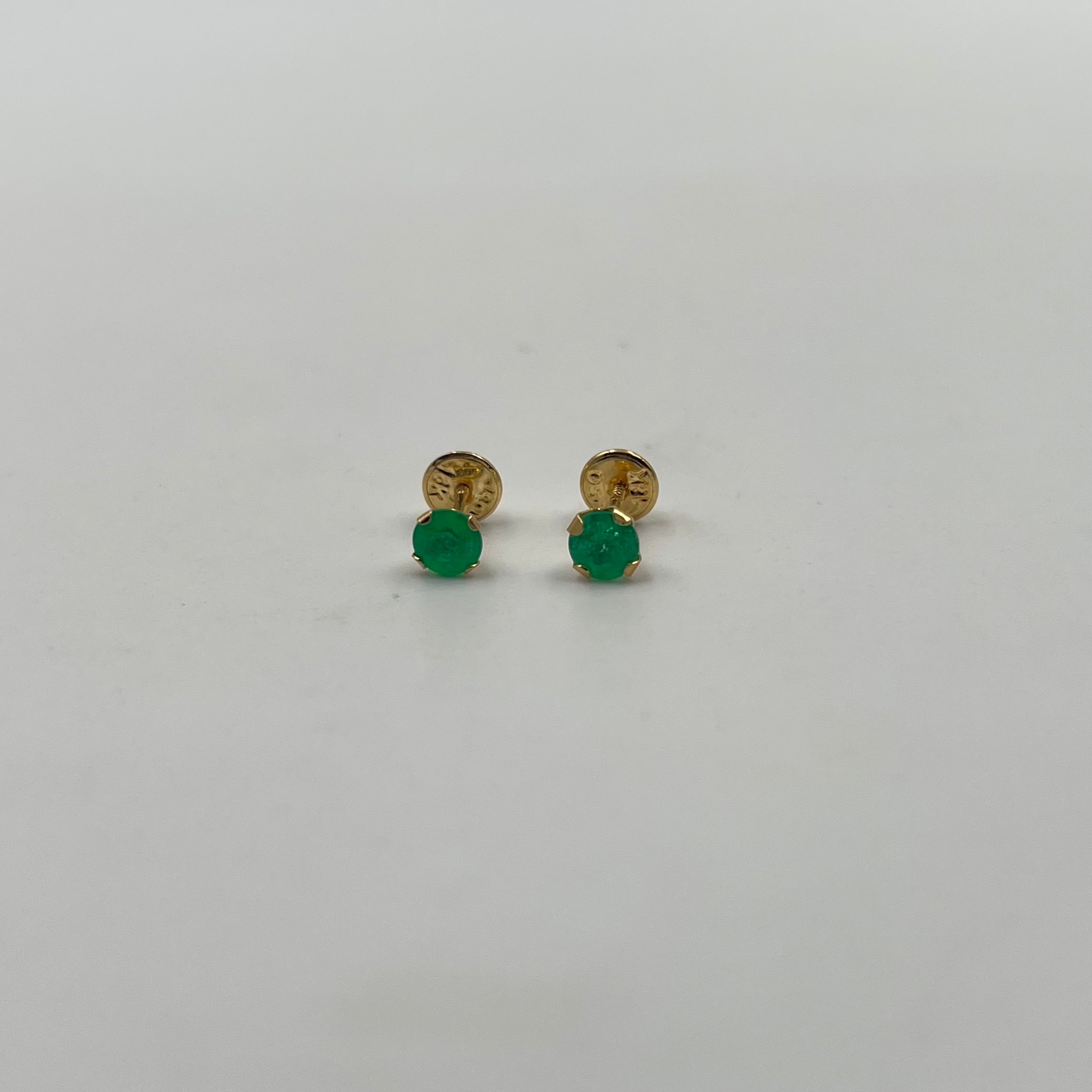 TOPOS ESMERALDA / 0.70 PTS ORO AMARILLO 18K / 5 MM (JOYA)