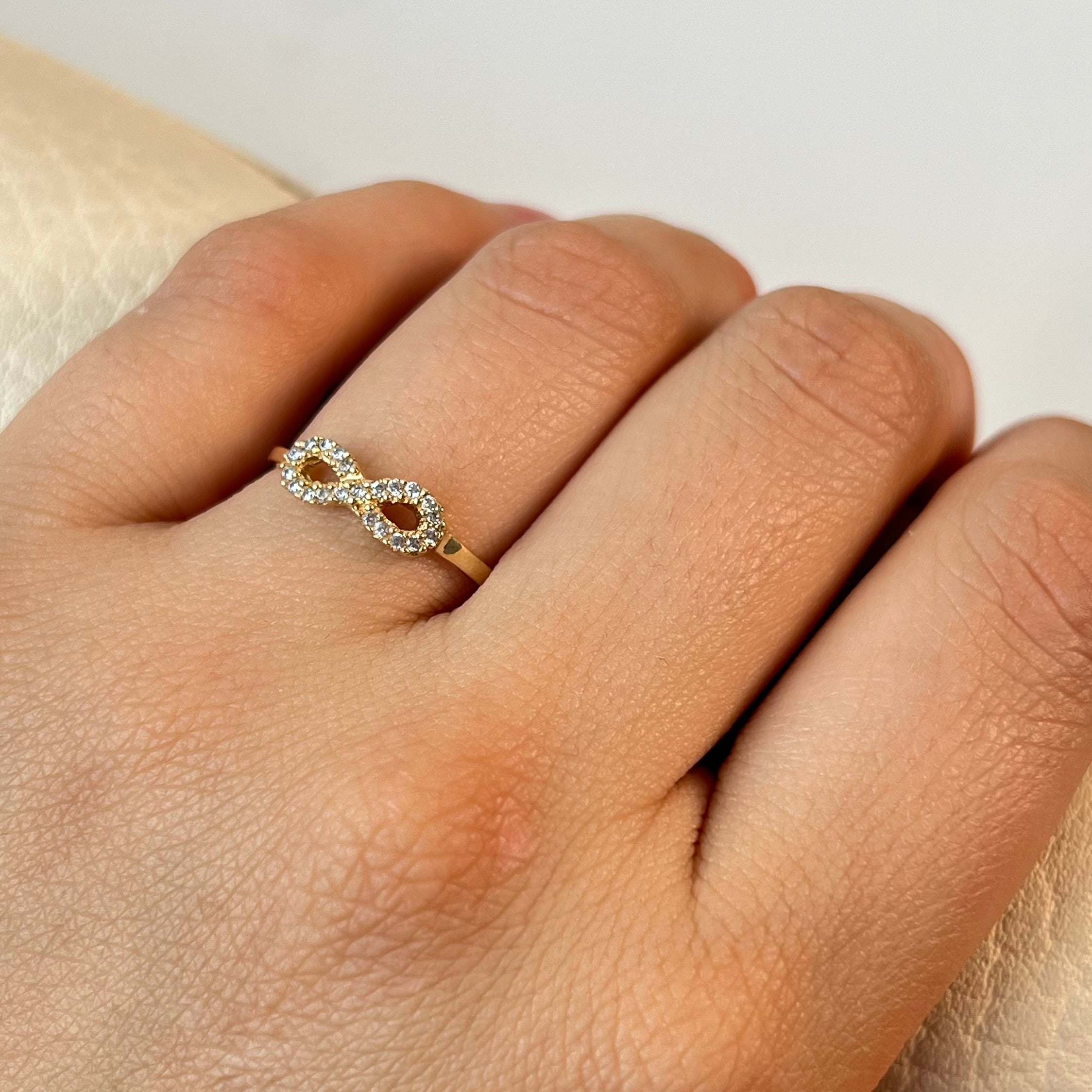 ANILLO INFINITO CON CIRCONES  ORO AMARILLO 18K / TALLA 6/5 / +2 / 1,58GR / 1,5 MM