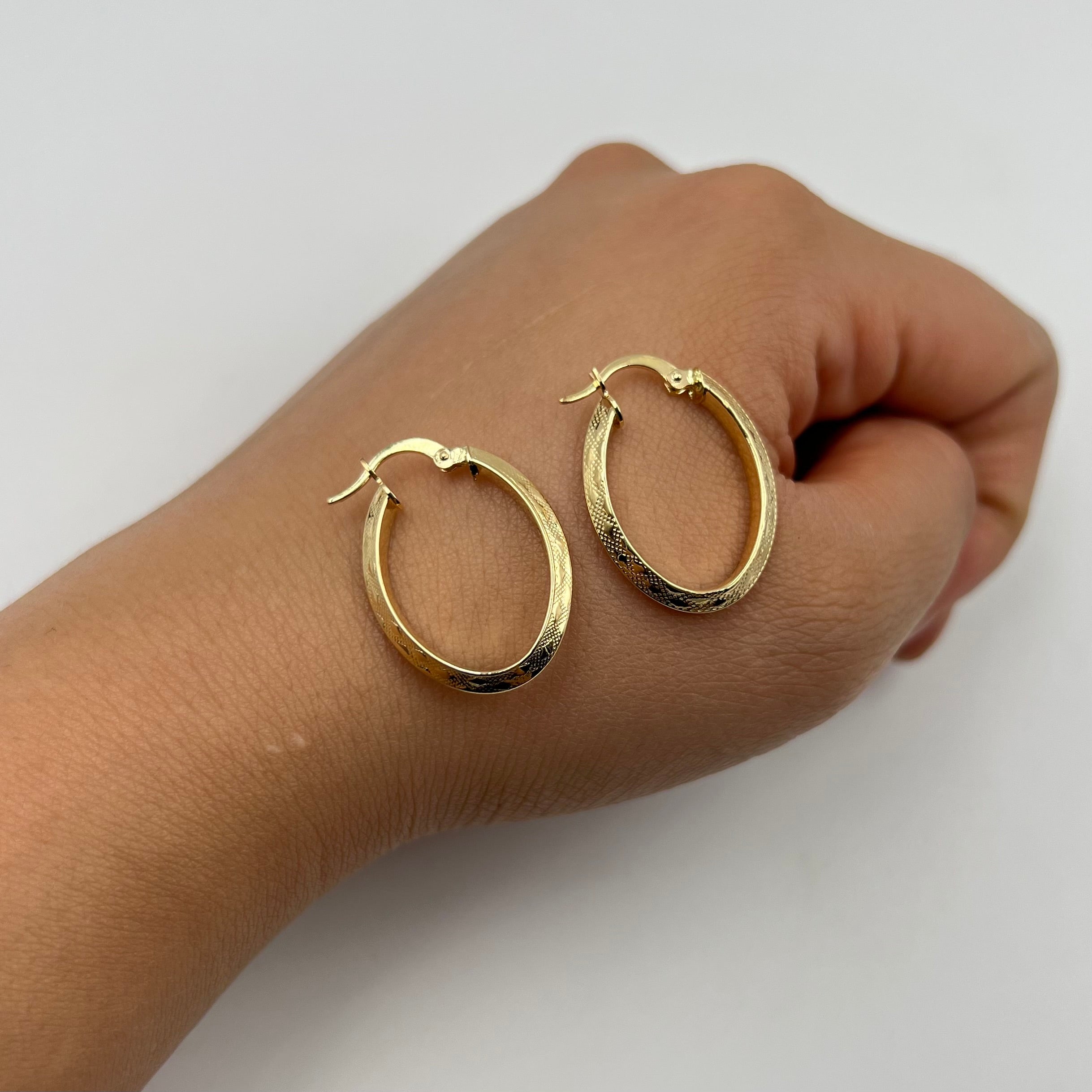 CANDONGA GRABADA OVALADA ORO AMARILLO 18K 1,84 GR / 1,9 CM