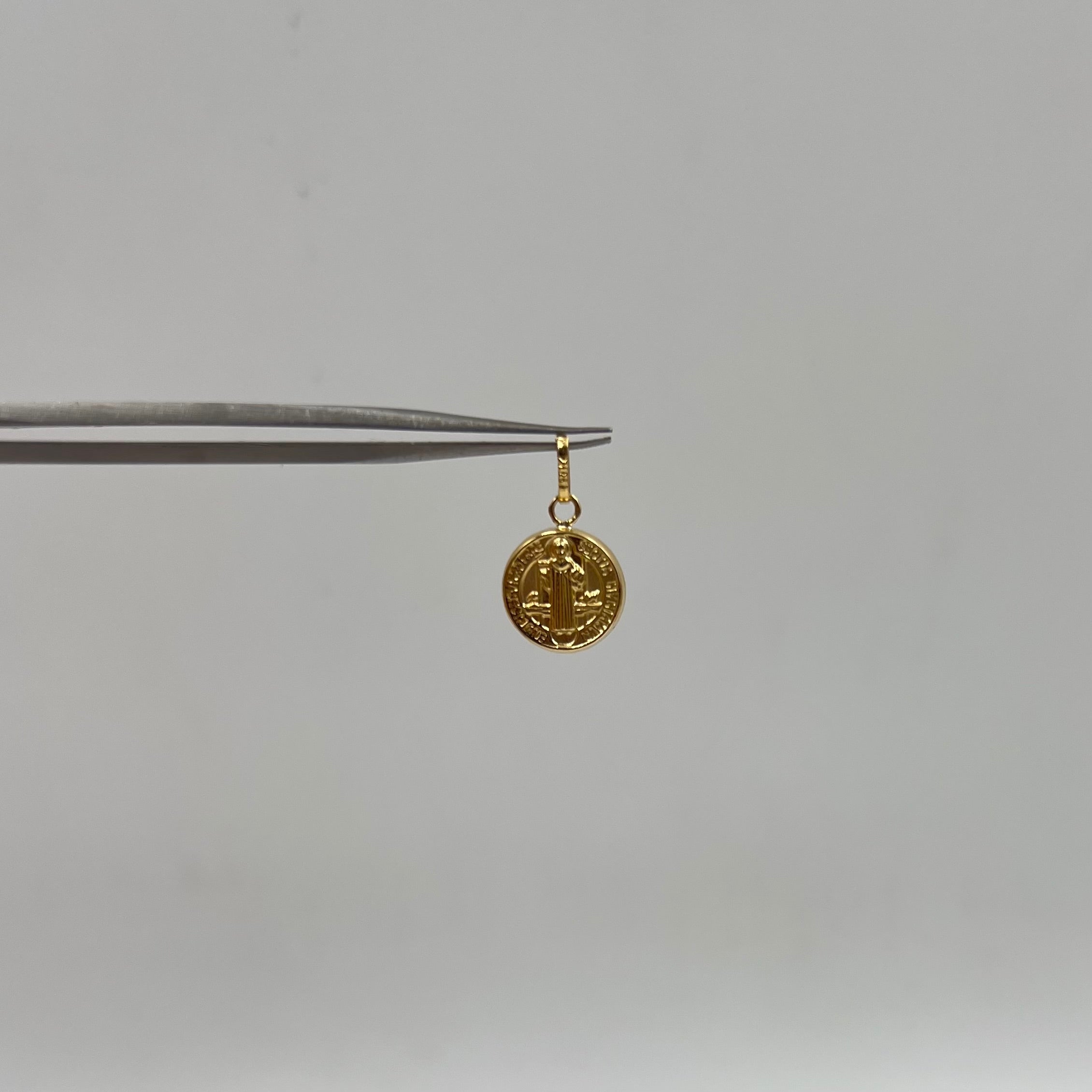 DIJE SAN BENITO ORO AMARILLO 18K 0,56 GR / 10 MM / 1,3 CM