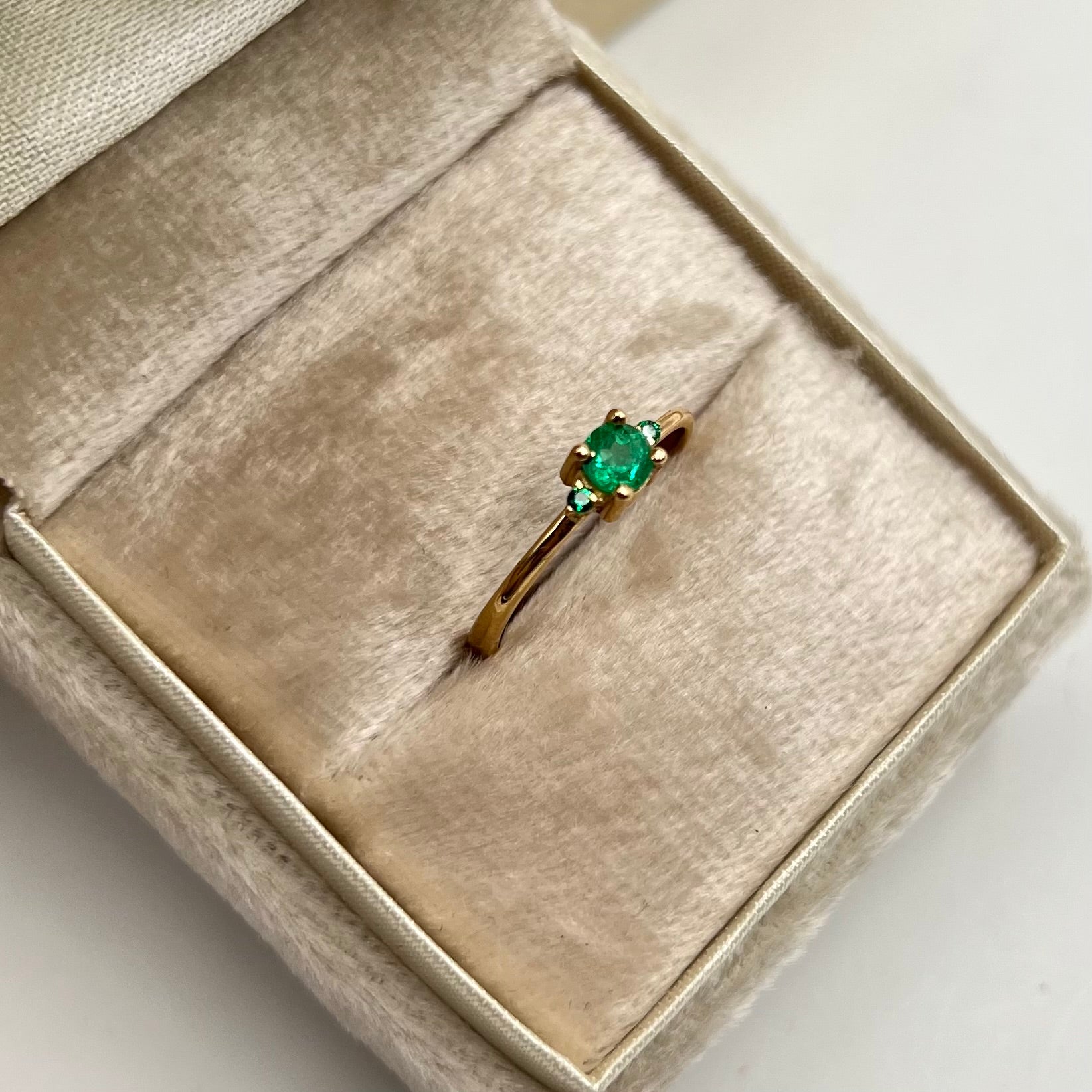 ANILLO ESMERALDA 0.30 CT  ORO AMARILLO 18K / TALLA 6 3/4 / 1,65 GR