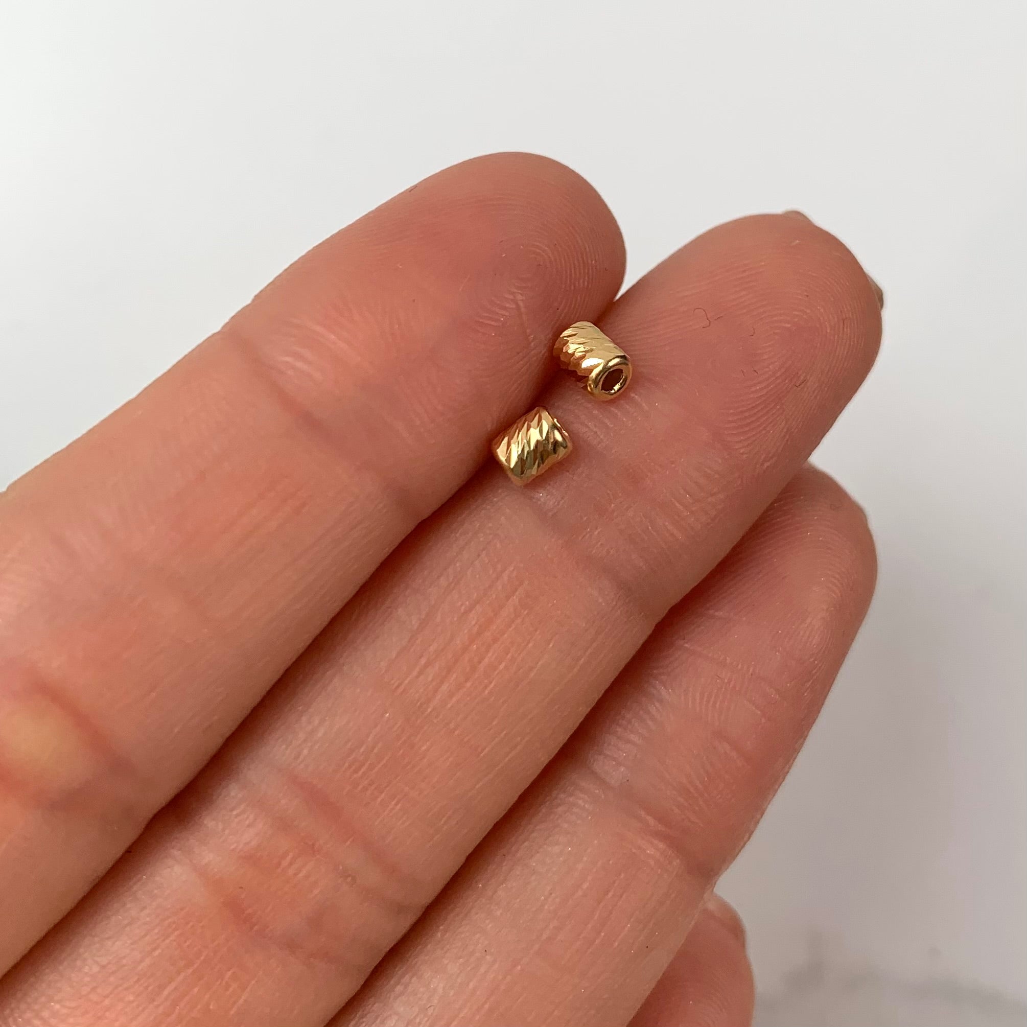 HERRAJE CILINDRO DIAMANTADO ORO AMARILLO 18K +1 / 0,08 GR / 3 CM