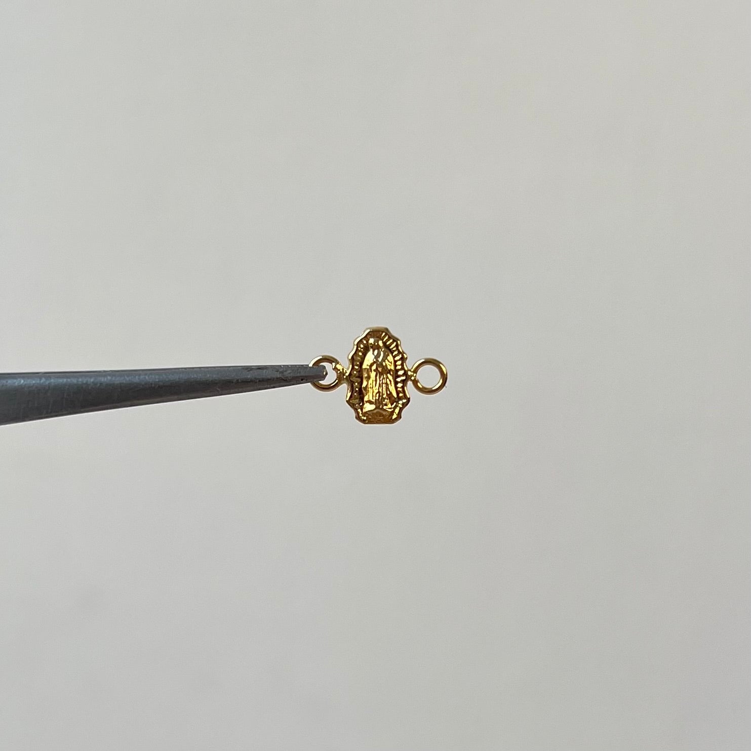 HERRAJE VIRGEN GUADALUPE SILUETA  ORO AMARILLO 18K 0,30 GR / 1,2 CM