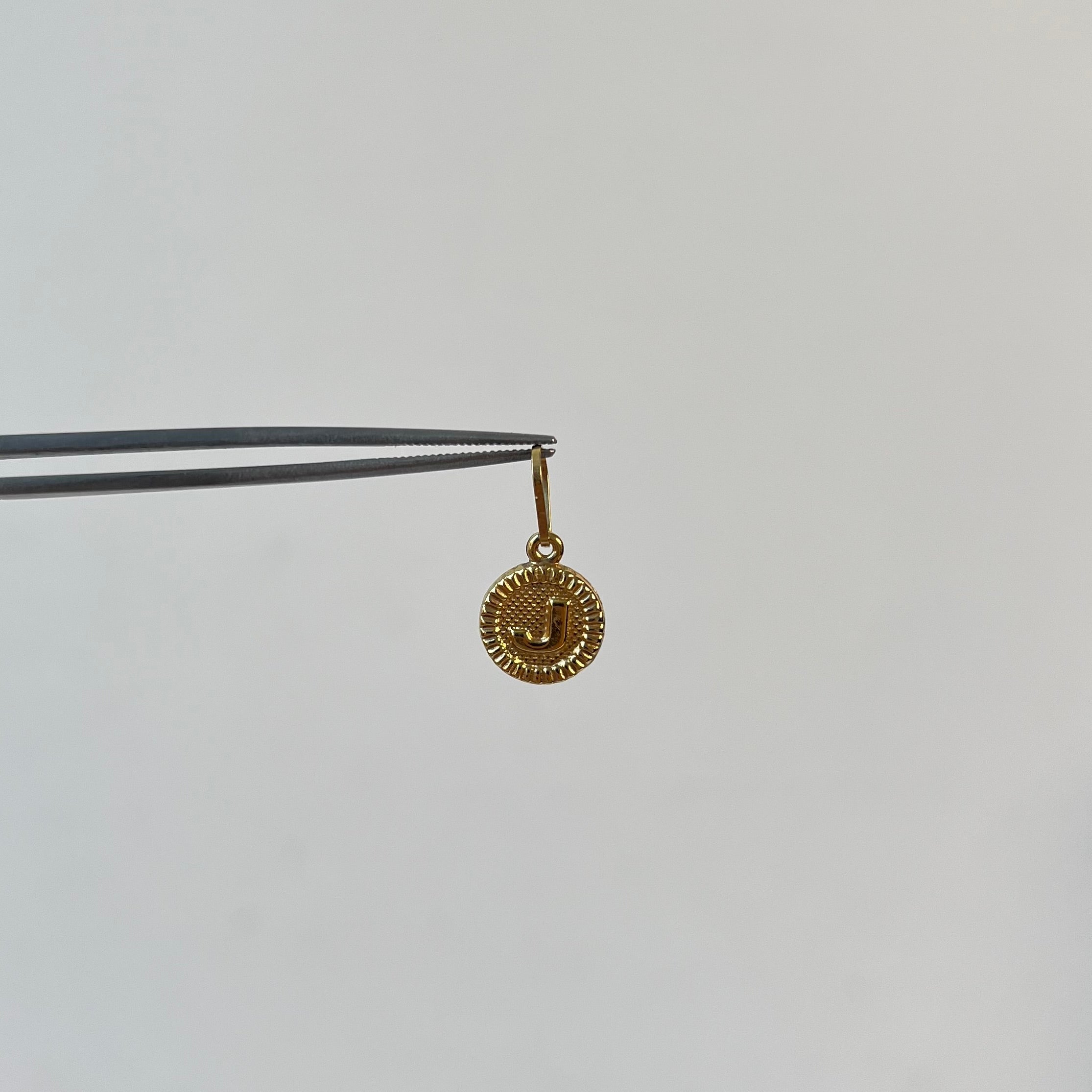 DIJE LETRA J ORO AMARILLO 18K 0,62 GR / 2,3 MM / 1,5 CM