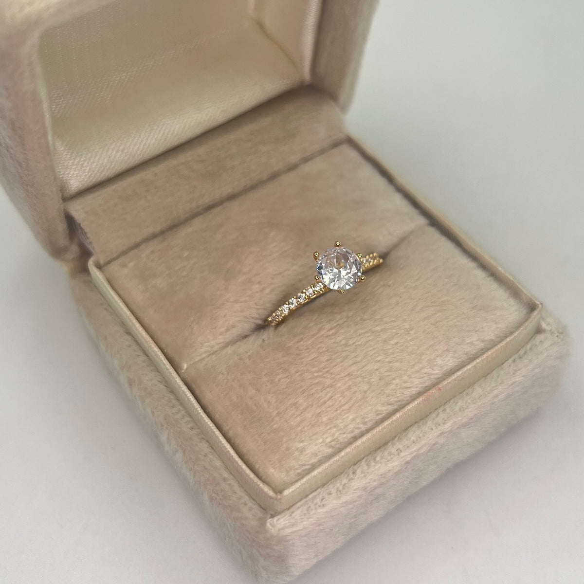 ANILLO SOLITARIO 1 CIRCON GRANDE Y CIRCONES PEQUEÑOS BLANCOS ORO AMARILLO 18K / TALLA 5 3/4 / 1,55 GR / 1,8 MM