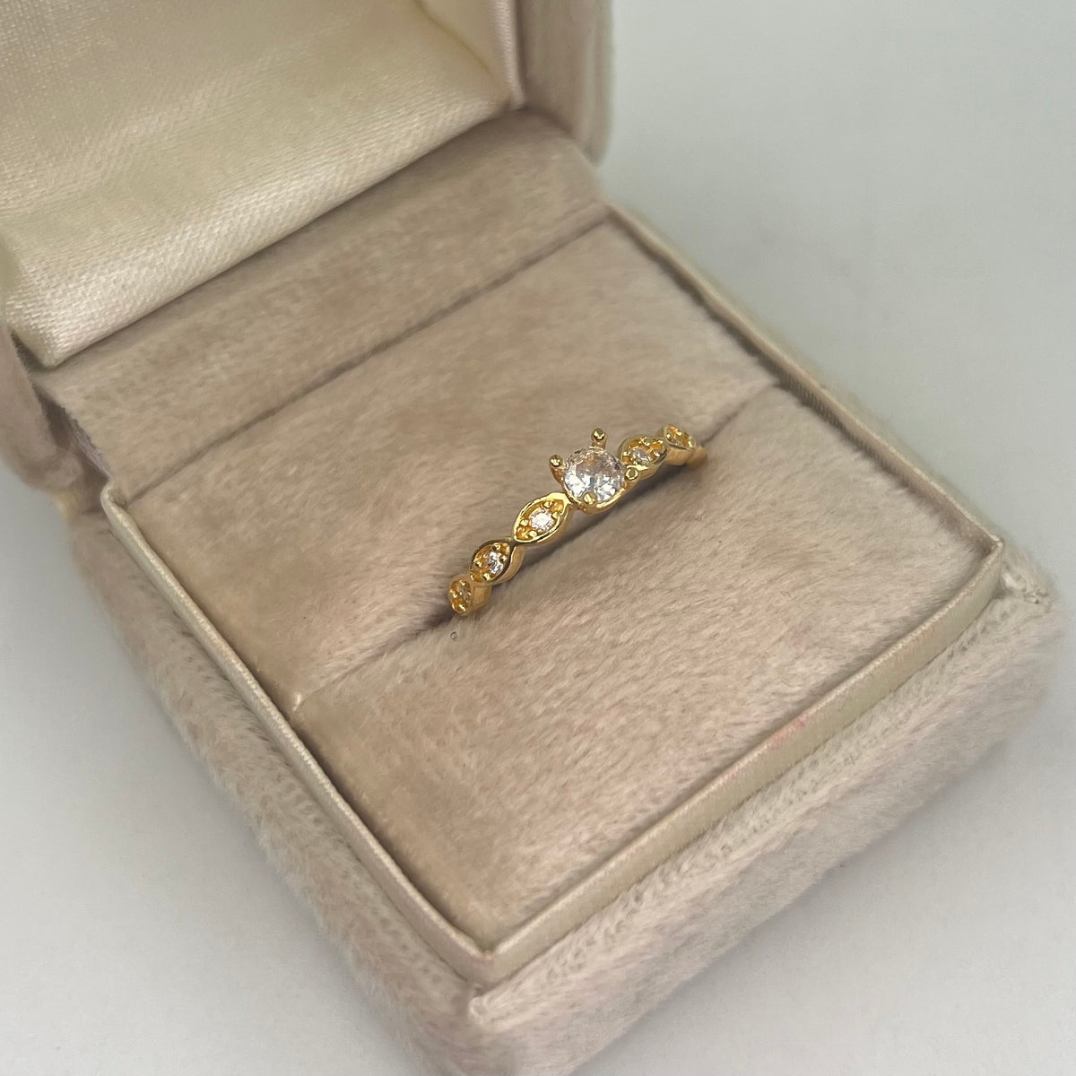ANILLO SOLITARIO 1 CIRCON GRANDE Y 3 CIRCONES PEQUEÑOS BLANCOS ORO AMARILLO 18K / TALLA 7/5 / 1,93 GR / 2 MM