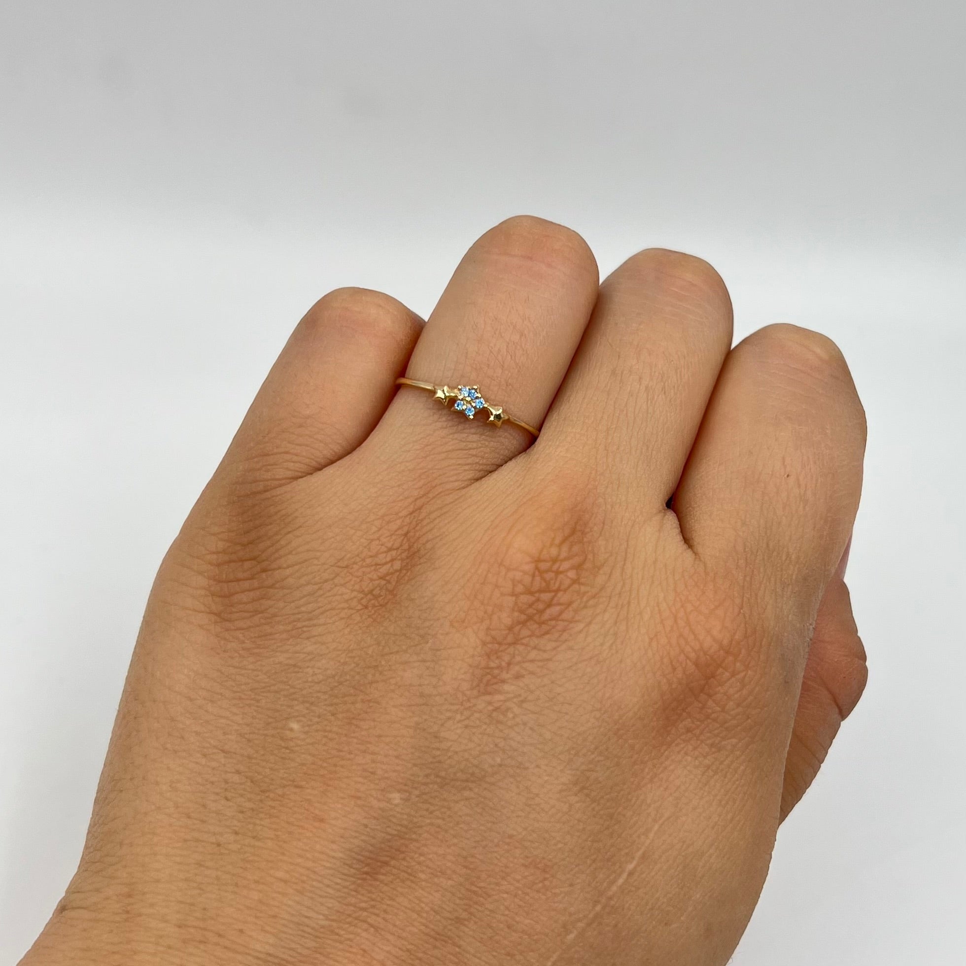 ANILLO ESTRELLAS CIRCONES AZULES ORO AMARILLO 18K / TALLA 6/5 / 0,79 GR / 1,4 MM