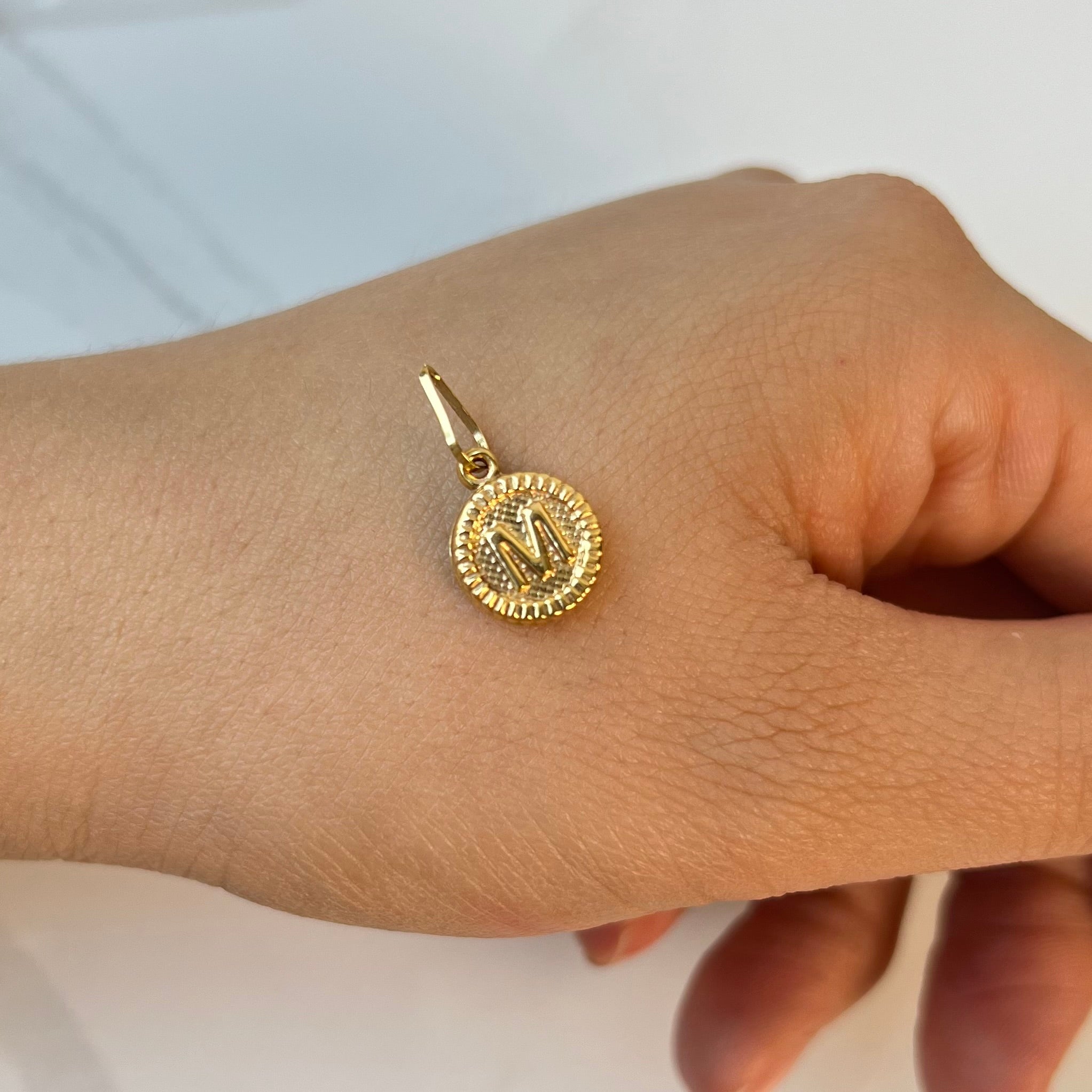 DIJE LETRA M ORO AMARILLO 18K 0,60 GR / 2,7 MM / 1,5 CM