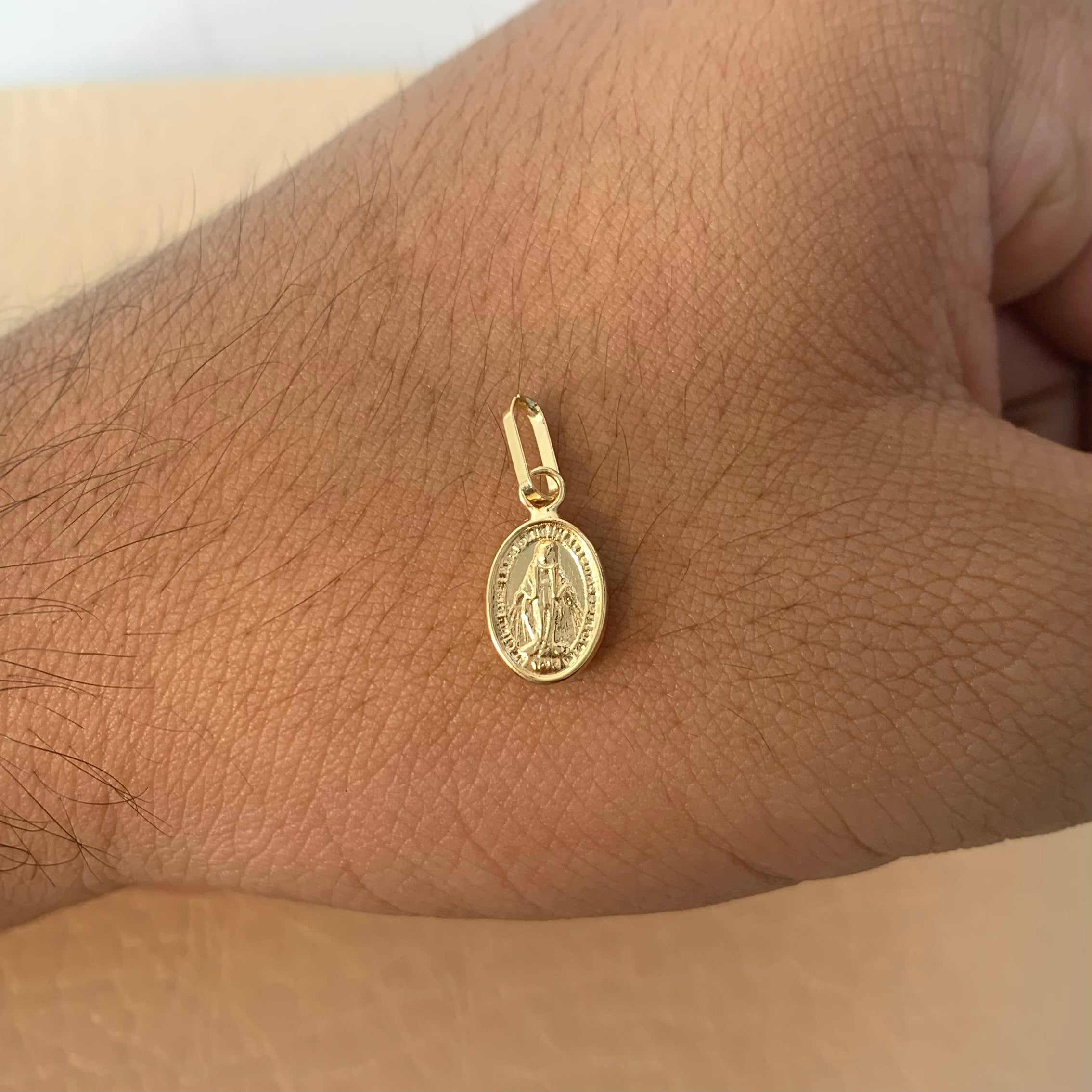 DIJE VIRGEN MILAGROSA  ORO AMARILLO 18K 0,55 GR / 8 MM / 1,4 CM