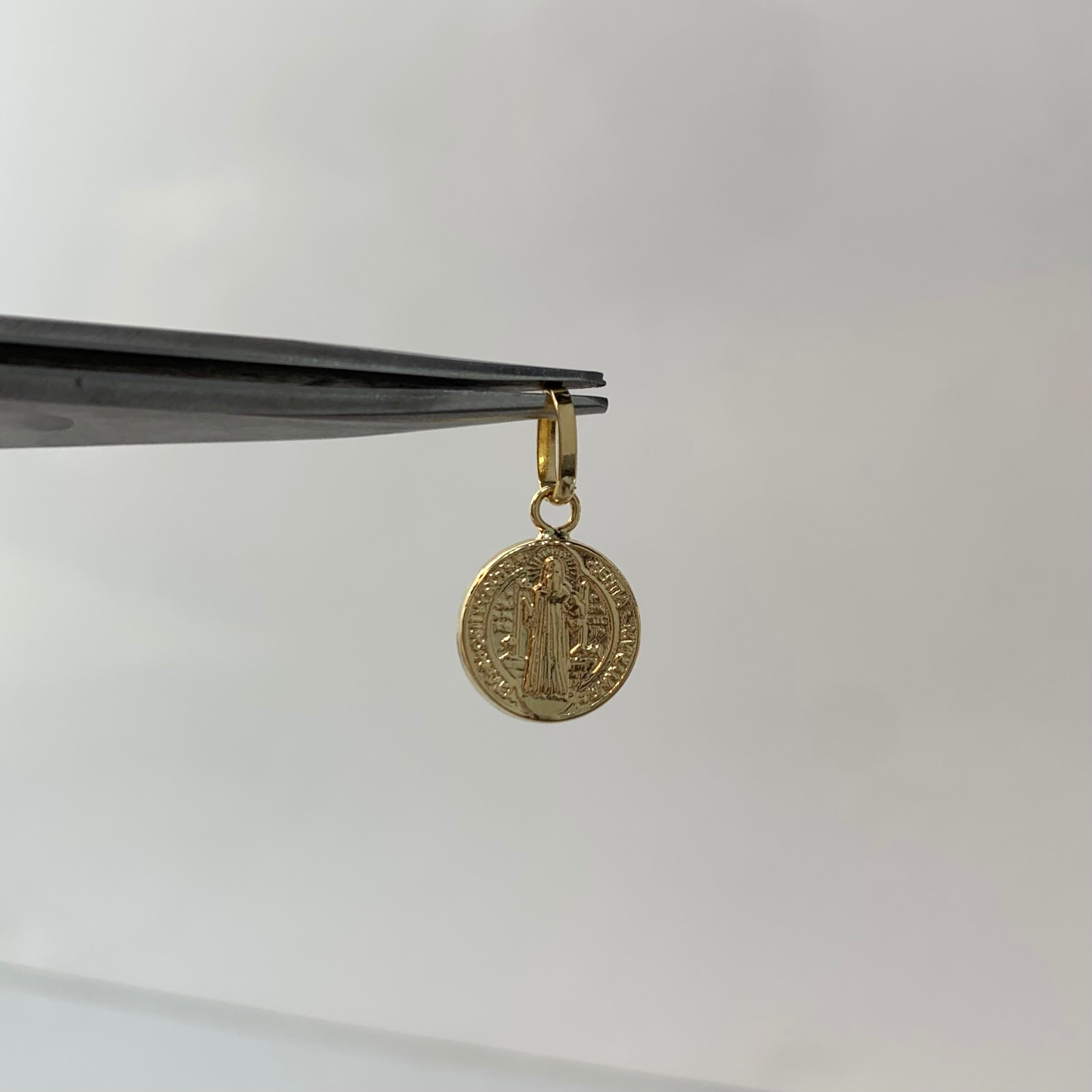 DIJE SAN BENITO  ORO AMARILLO 18K 0,55 GR / 10 MM / 1,3 CM