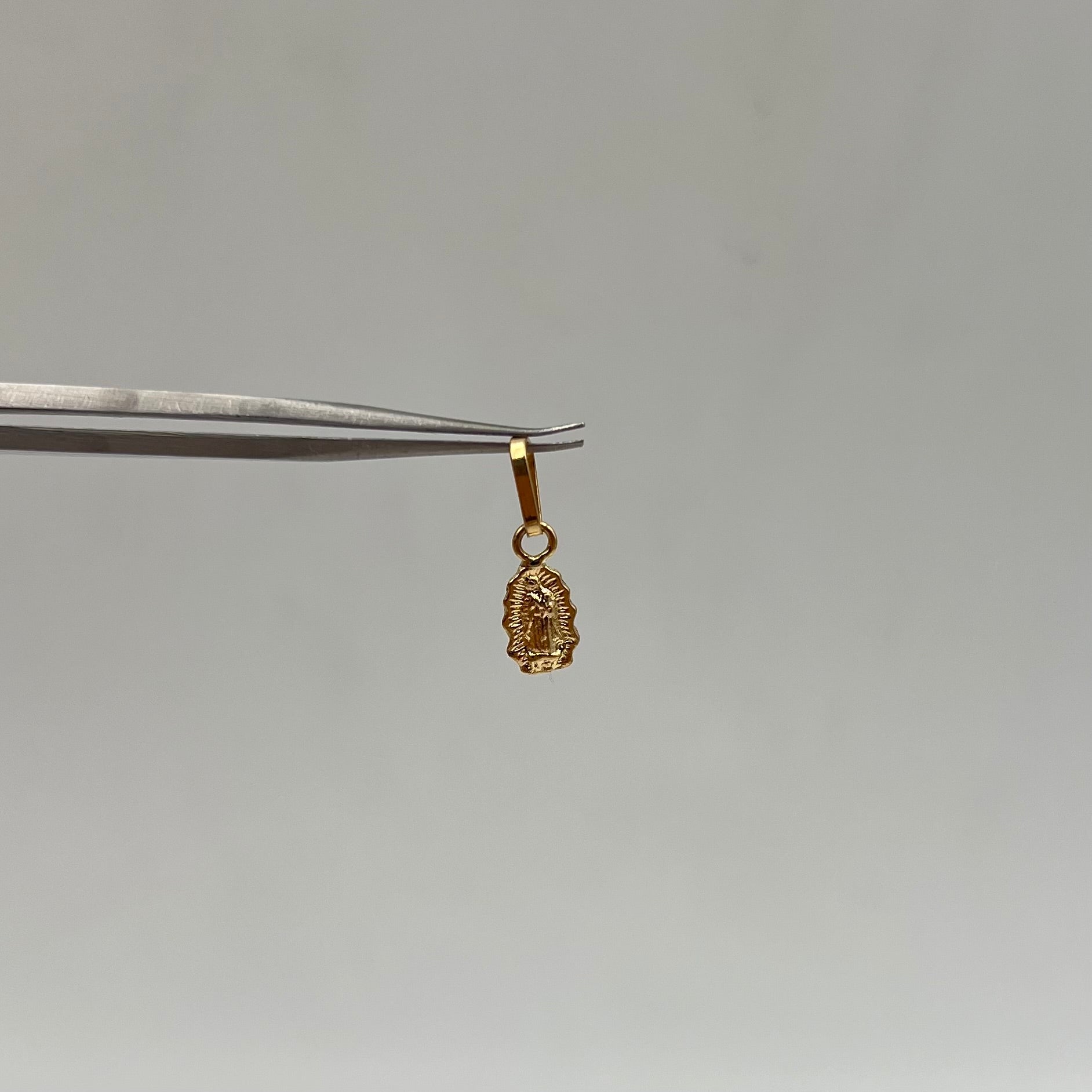 DIJE VIRGEN DE GUADALUPE SILUETA  ORO AMARILLO 18K 0,35 GR / 5 MM / 1 CM