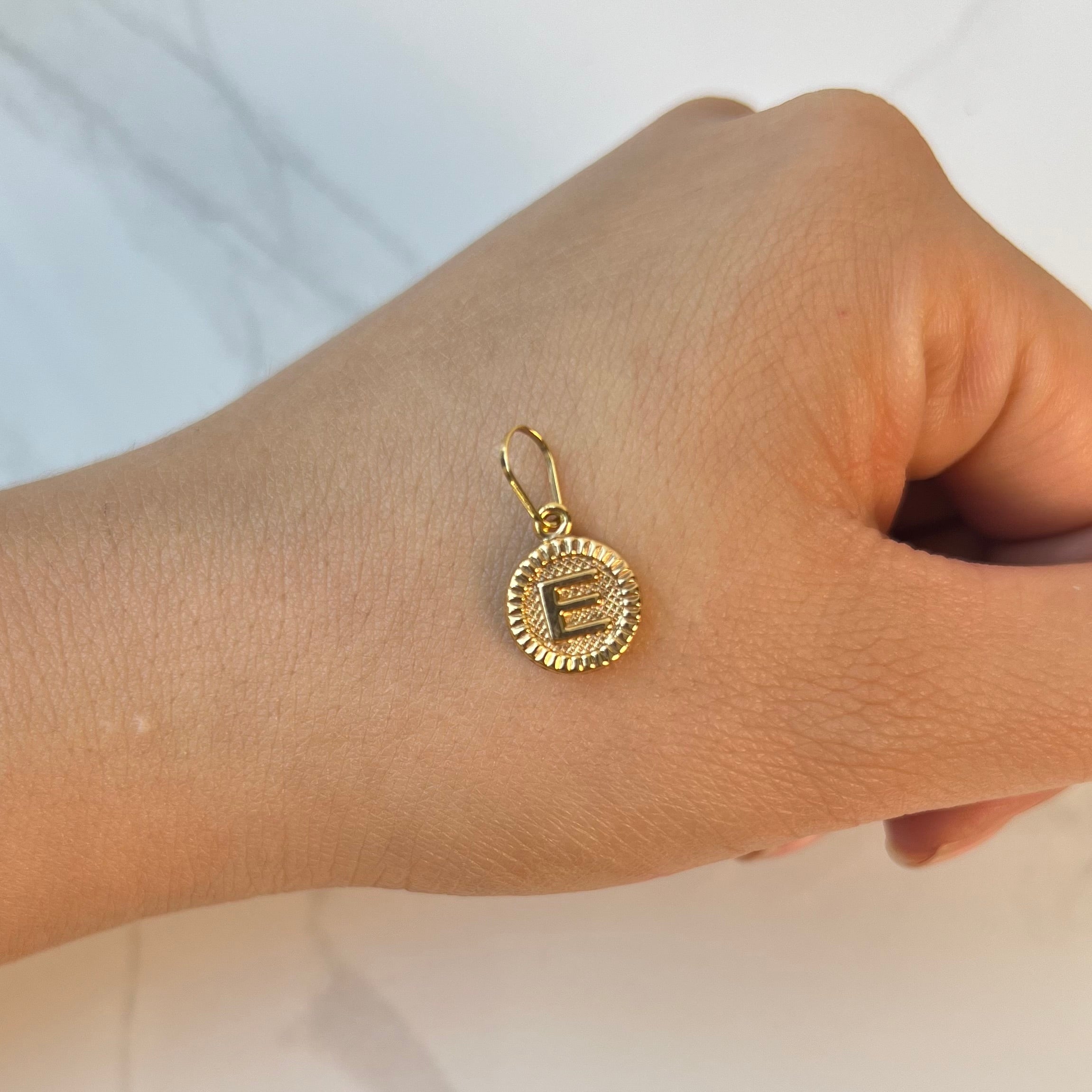 DIJE LETRA E ORO AMARILLO 18K 0,58 GR / 2,2 MM / 1,5 CM