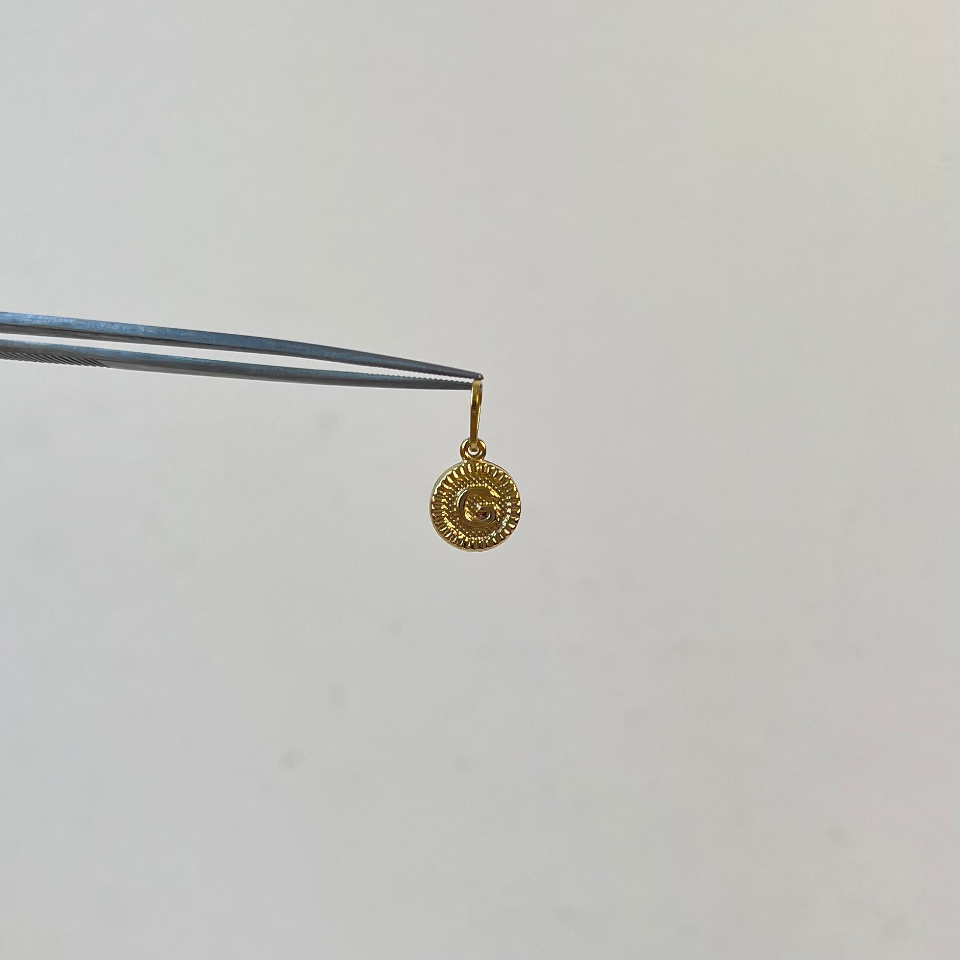 DIJE LETRA G  ORO AMARILLO 18K 0,64 GR / 2,3 MM / 1,5 CM
