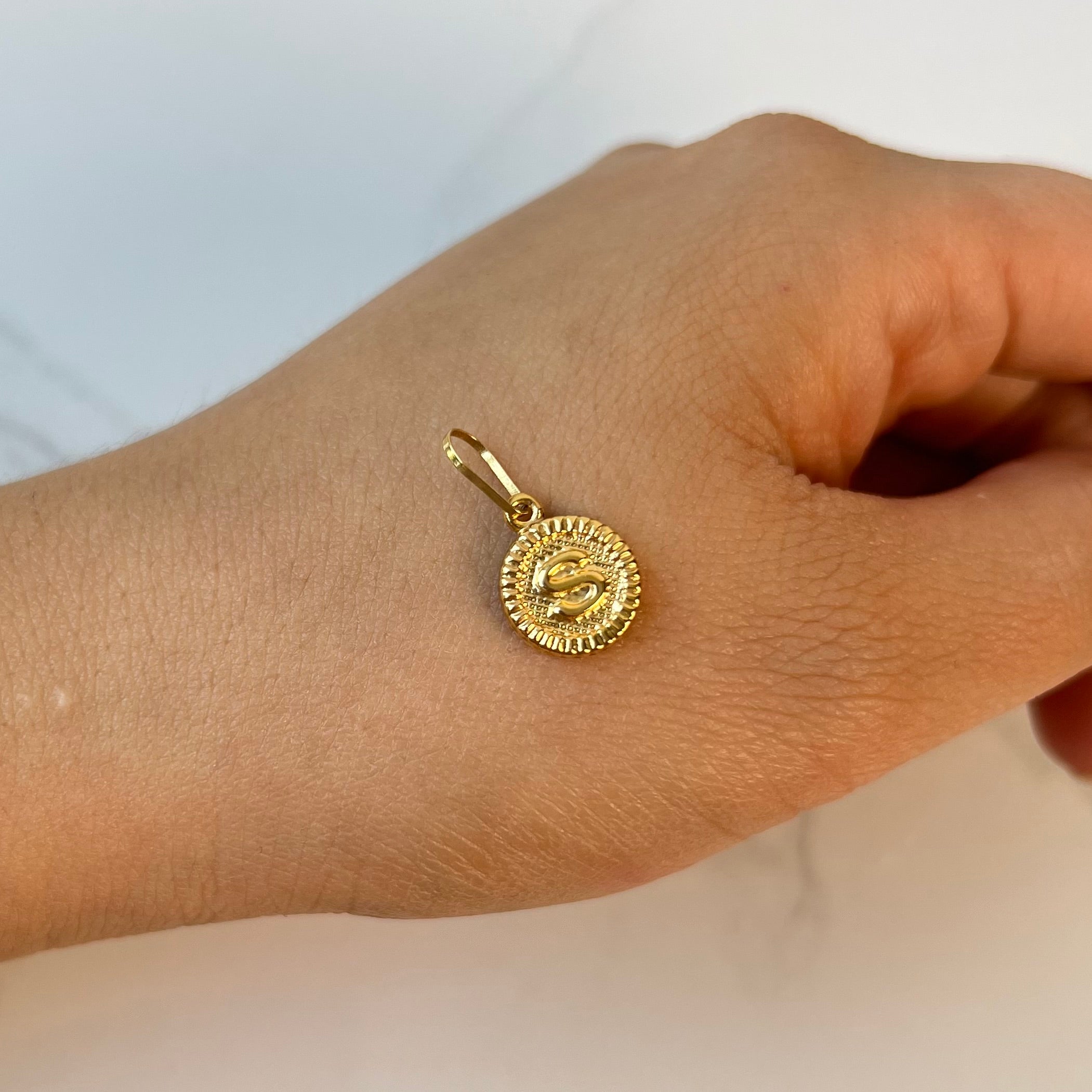 DIJE LETRA S ORO AMARILLO 18K 0,62 GR / 2,2 MM / 1,5 CM